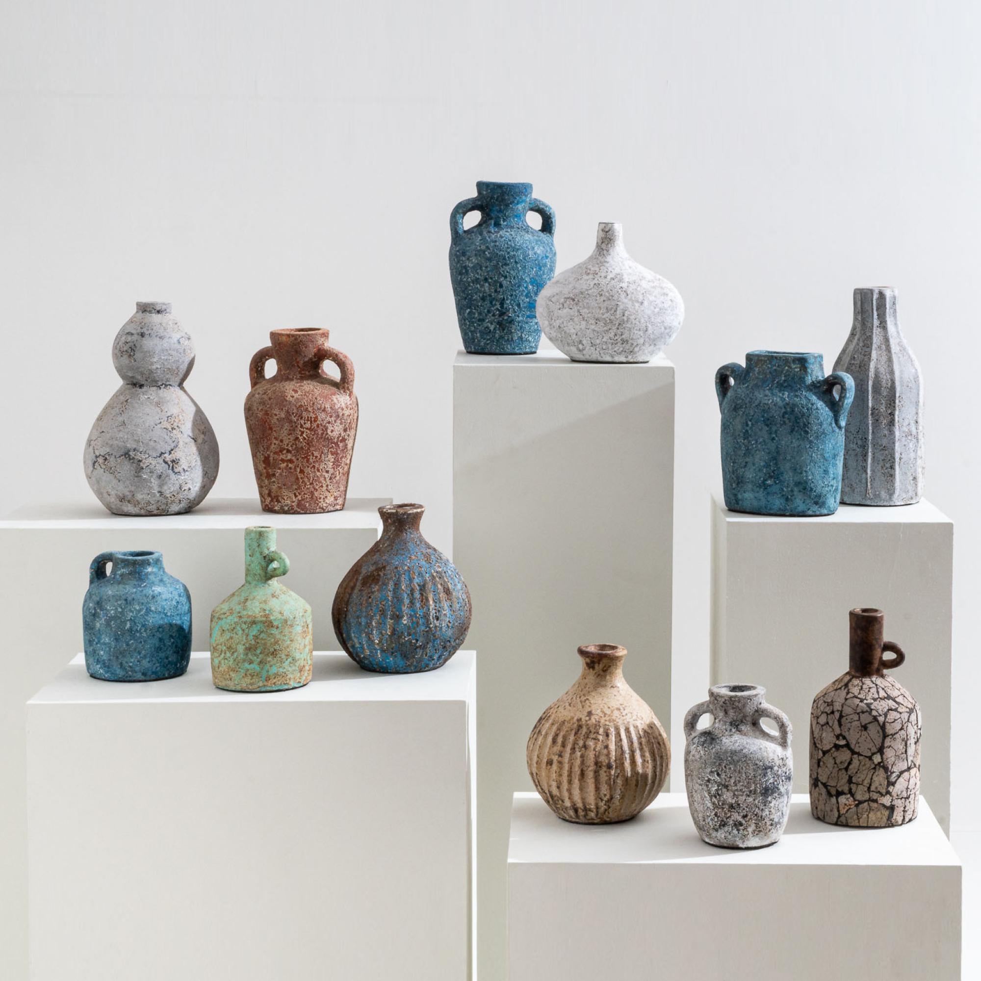 Vaso Jaurès, Terracotta rotonda testurizzata fatta a mano in blu e marrone in vendita 5