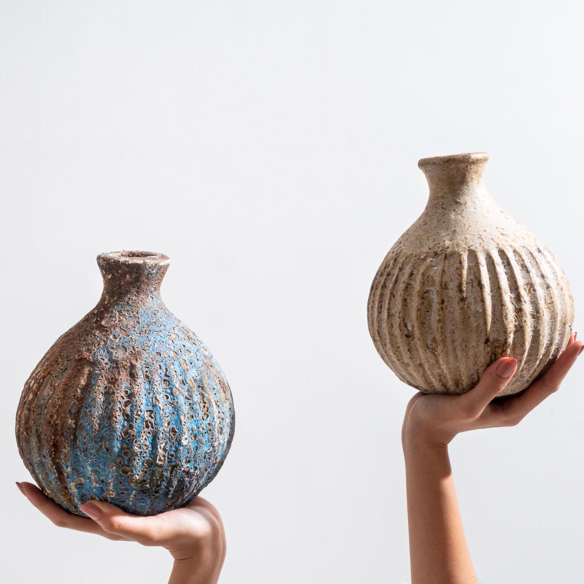 Vaso Jaurès, Terracotta rotonda testurizzata fatta a mano in blu e marrone in vendita 6