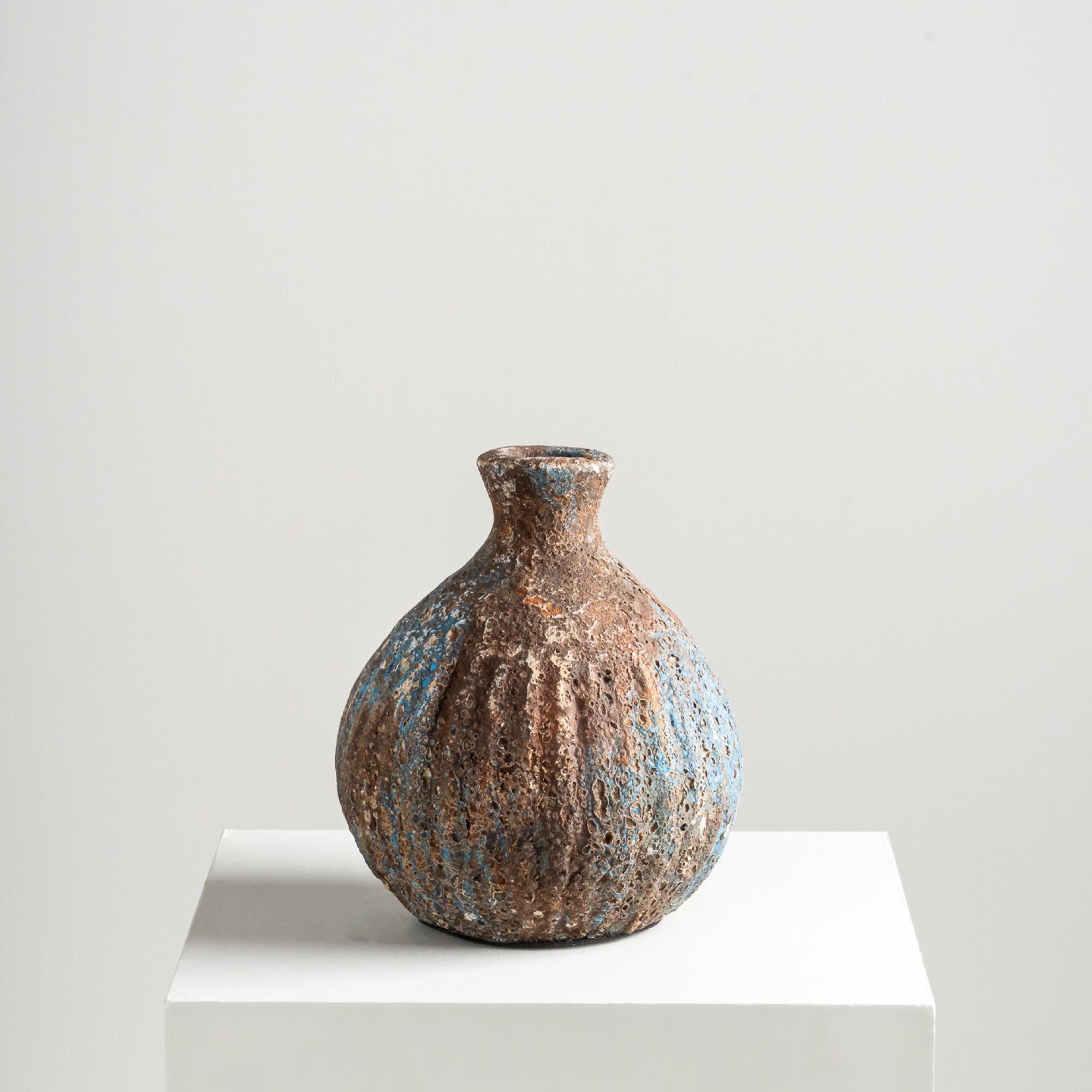 Indonesiano Vaso Jaurès, Terracotta rotonda testurizzata fatta a mano in blu e marrone in vendita