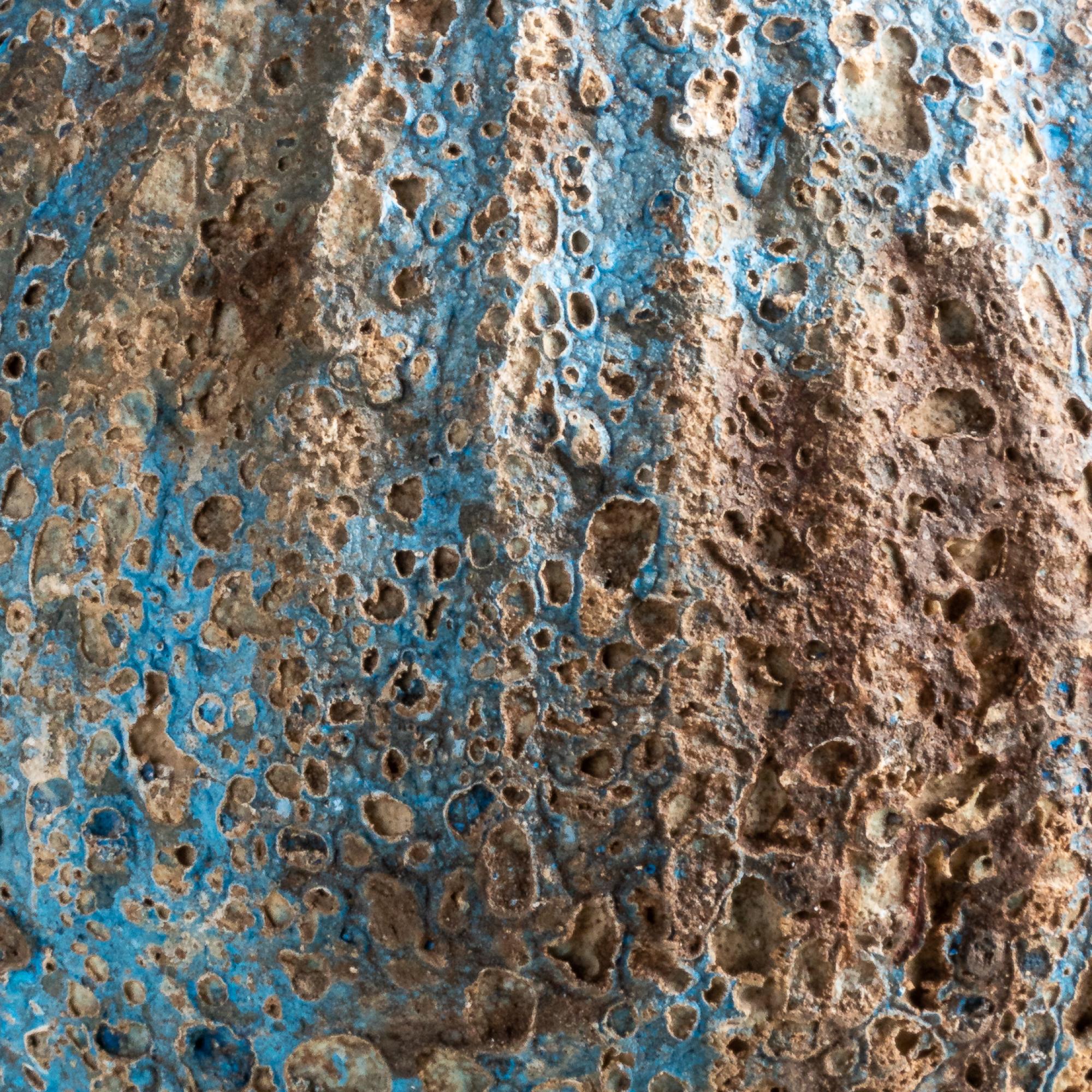 Fatto a mano Vaso Jaurès, Terracotta rotonda testurizzata fatta a mano in blu e marrone in vendita