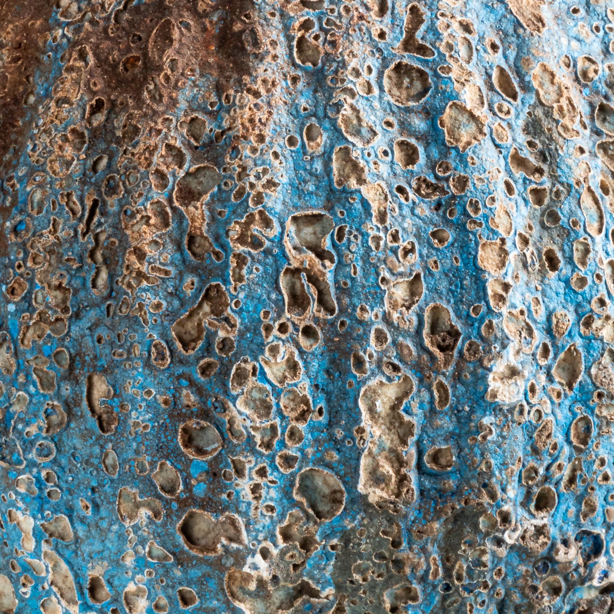 Vaso Jaurès, Terracotta rotonda testurizzata fatta a mano in blu e marrone In condizioni Nuovo in vendita a New York, US