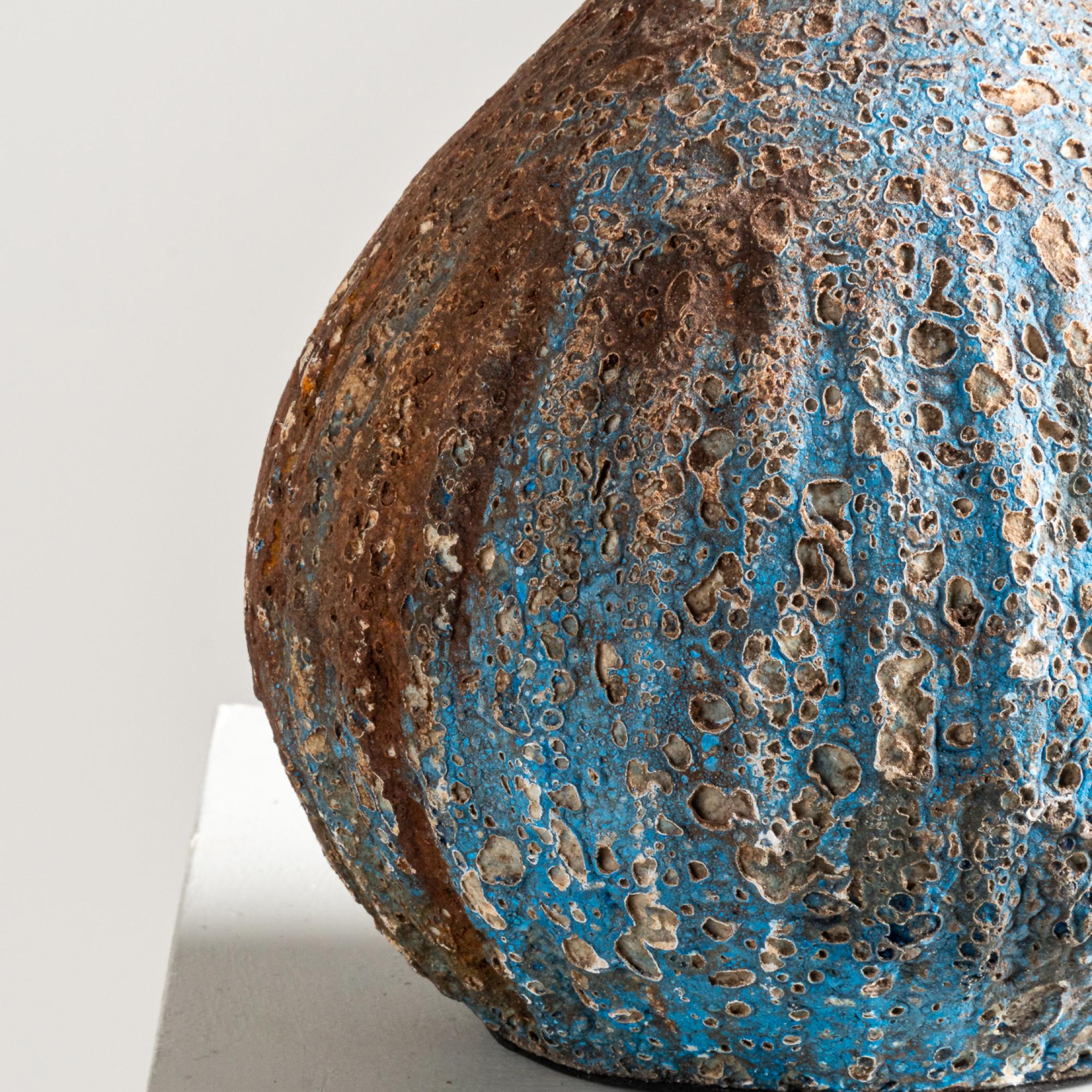 XXI secolo e contemporaneo Vaso Jaurès, Terracotta rotonda testurizzata fatta a mano in blu e marrone in vendita