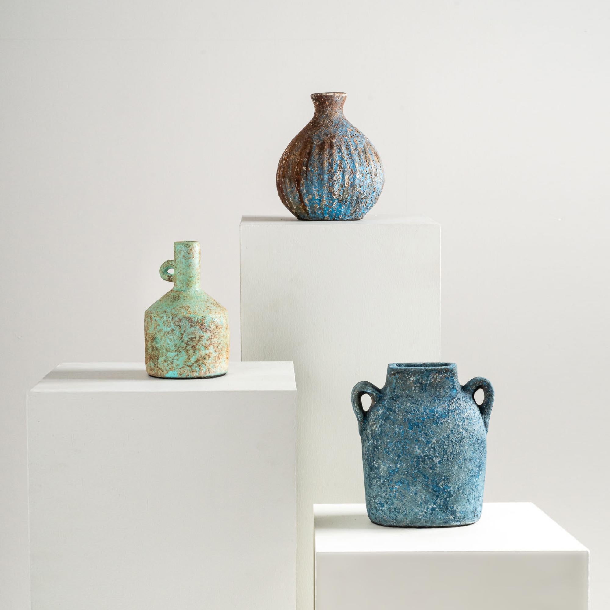 Vaso Jaurès, Terracotta rotonda testurizzata fatta a mano in blu e marrone in vendita 3