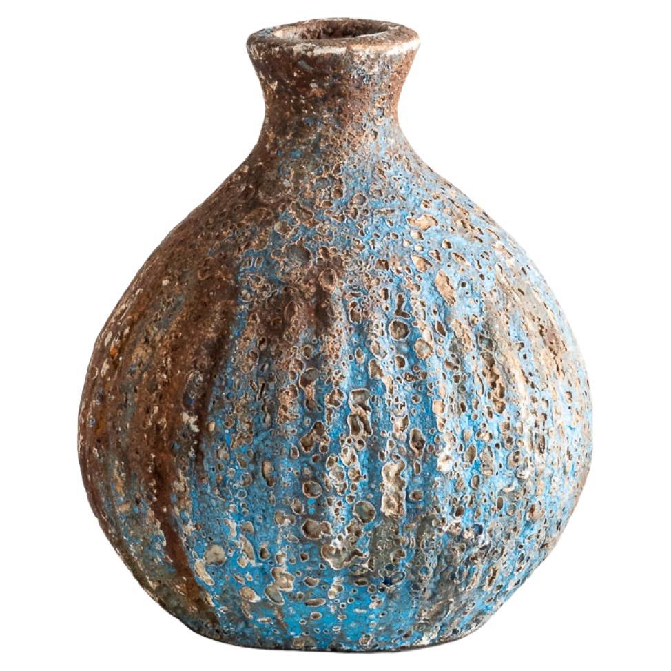 Vaso Jaurès, Terracotta rotonda testurizzata fatta a mano in blu e marrone in vendita
