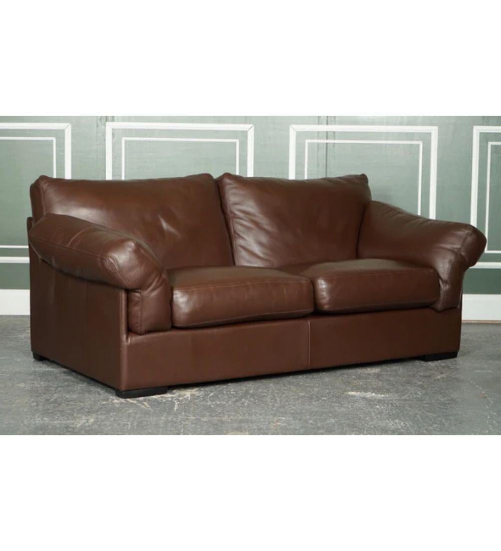 Wir freuen uns, dieses atemberaubende John Lewis Java Brown Leather Two Seater Sofa zum Verkauf anzubieten.

Das Sofa ist sehr bequem, und das Leder fühlt sich butterweich an. Alle Kissen sind mit Reißverschlüssen an der Sofabasis befestigt, so dass