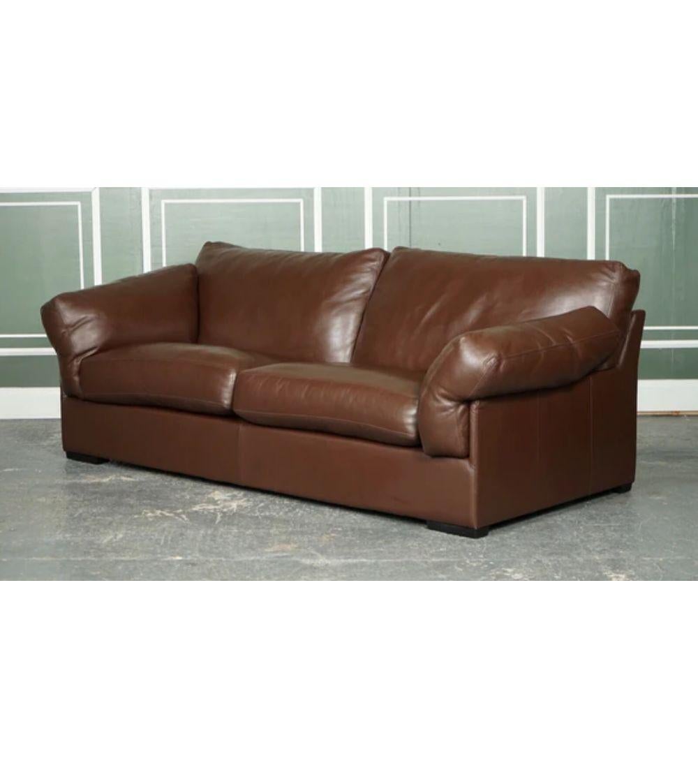 Wir freuen uns, dieses atemberaubende John Lewis Java Brown Leather Three Seater Sofa zum Verkauf anzubieten.

Das Sofa ist sehr bequem, und das Leder fühlt sich butterweich an. Alle Kissen sind mit Reißverschlüssen an der Sofabasis befestigt, so
