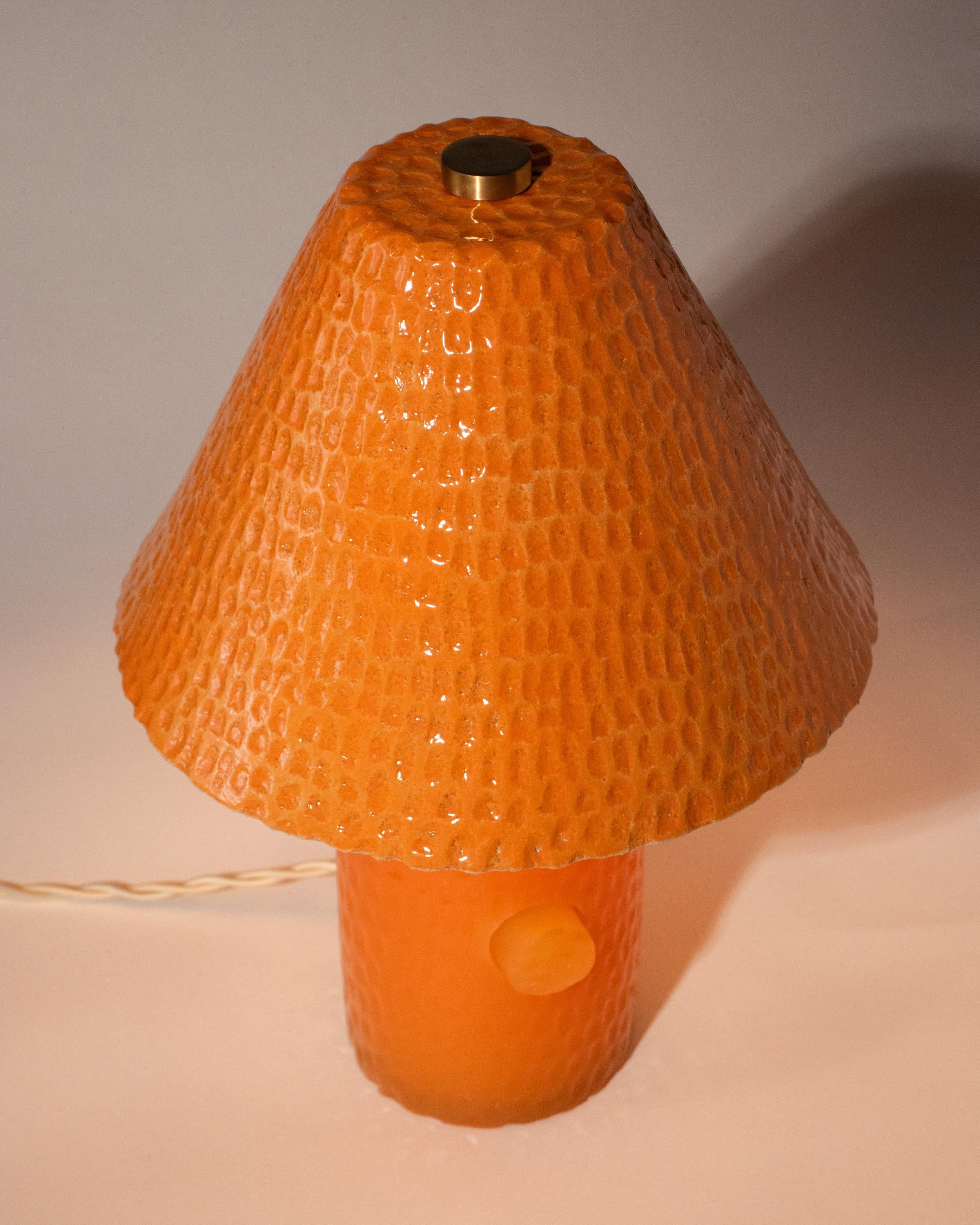 Java orange tischlampe aus keramik, harz und messing von Facture and  Streicherwaren (Moderne) im Angebot