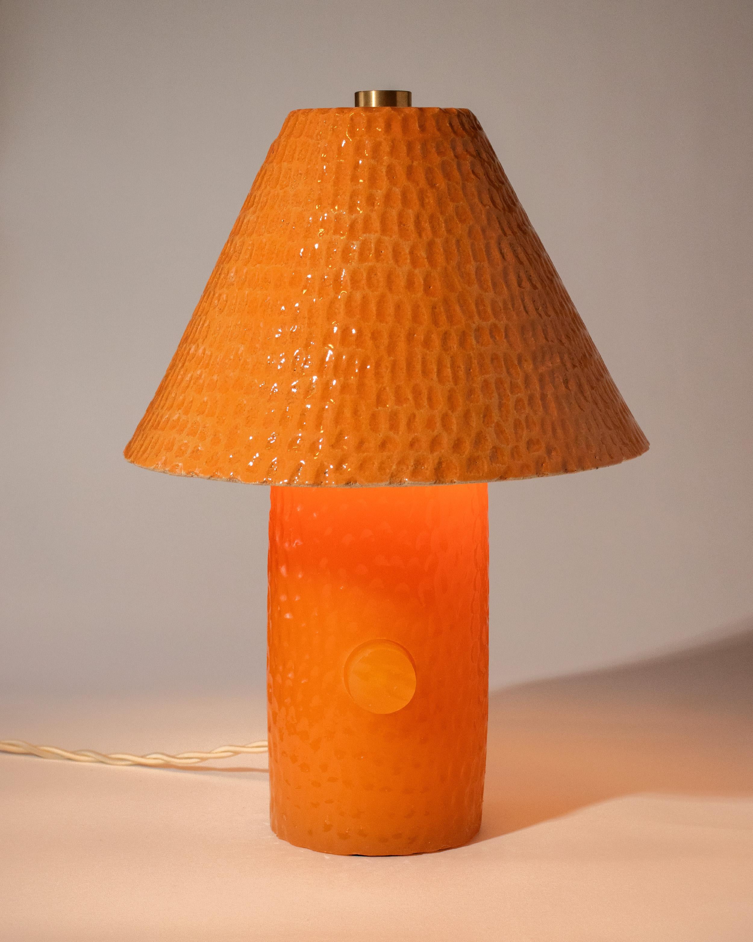 Java orange tischlampe aus keramik, harz und messing von Facture and  Streicherwaren (21. Jahrhundert und zeitgenössisch) im Angebot