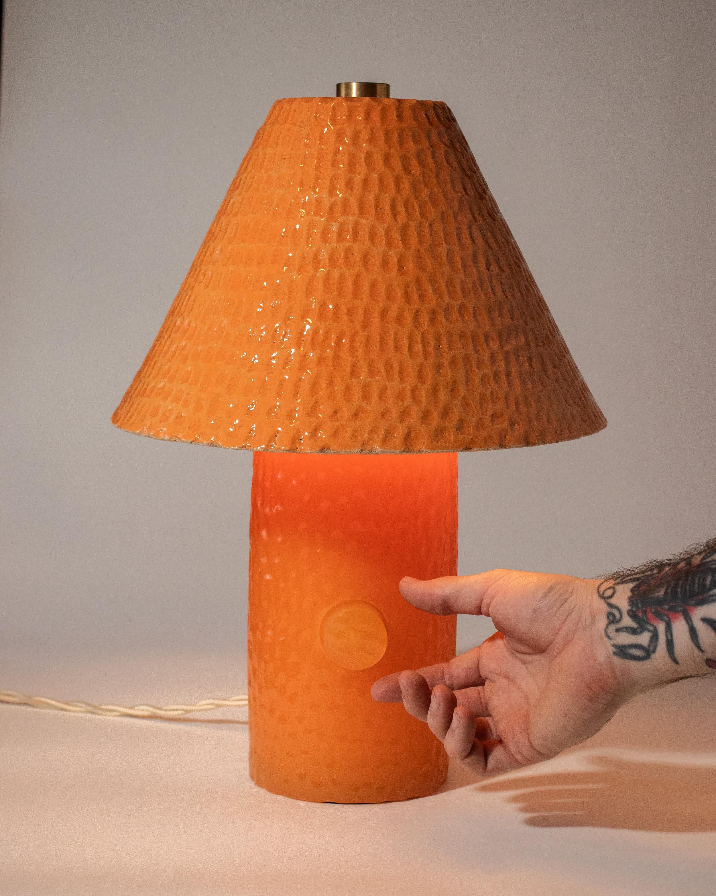 Java orange tischlampe aus keramik, harz und messing von Facture and  Streicherwaren (Messing) im Angebot