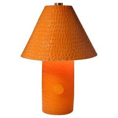 Lampada da tavolo arancione Java in ceramica, resina e ottone di Facture and  Merci Streicher