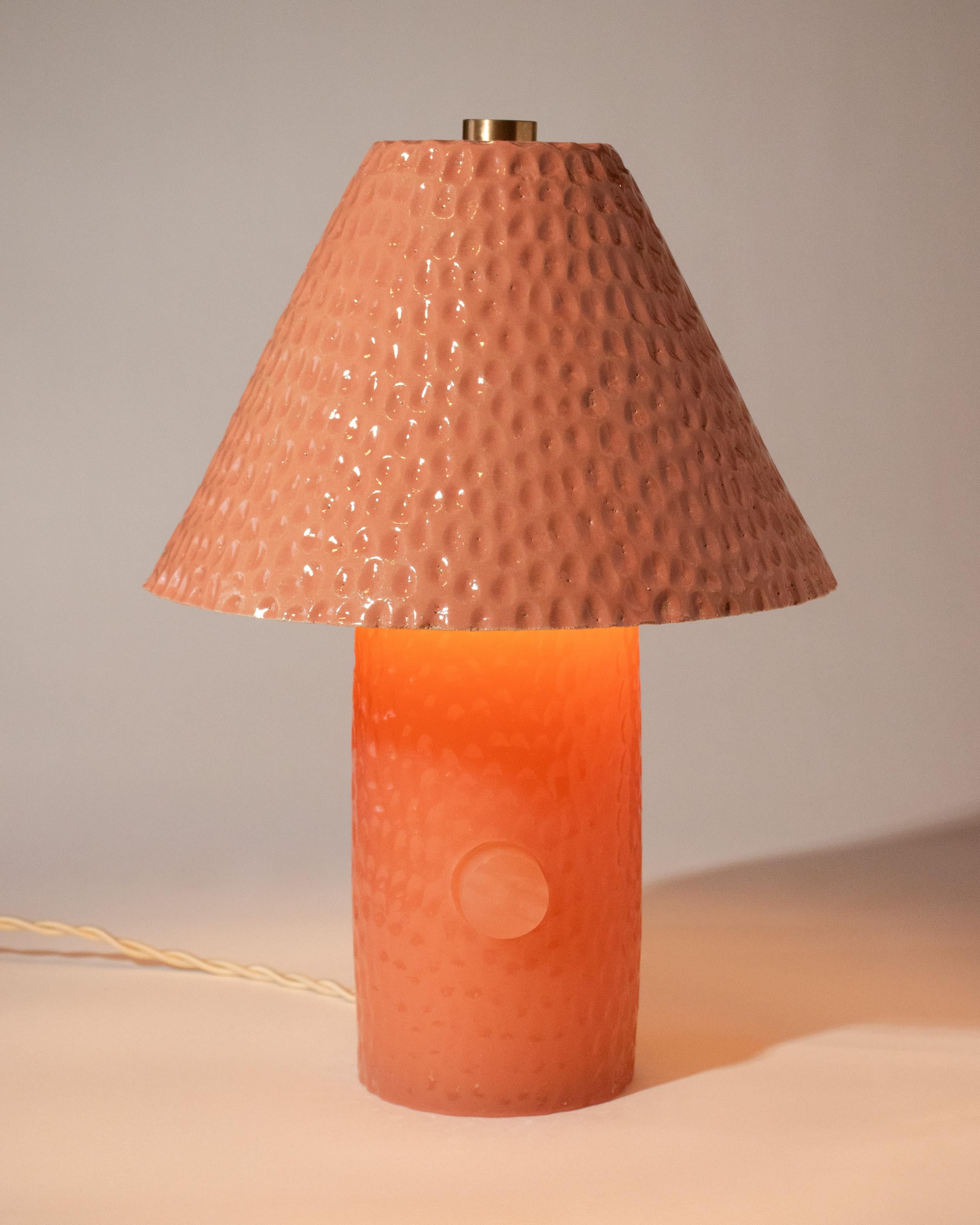 Java rosa tischlampe aus keramik, harz und messing von Facture and  Streicherwaren (Moderne) im Angebot