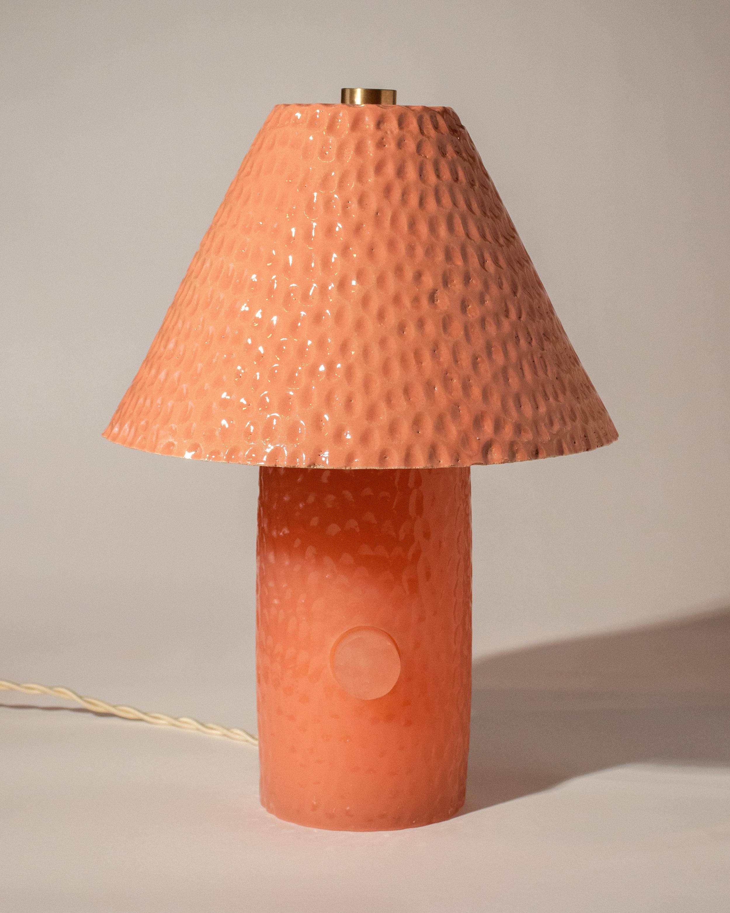 Java rosa tischlampe aus keramik, harz und messing von Facture and  Streicherwaren (amerikanisch) im Angebot