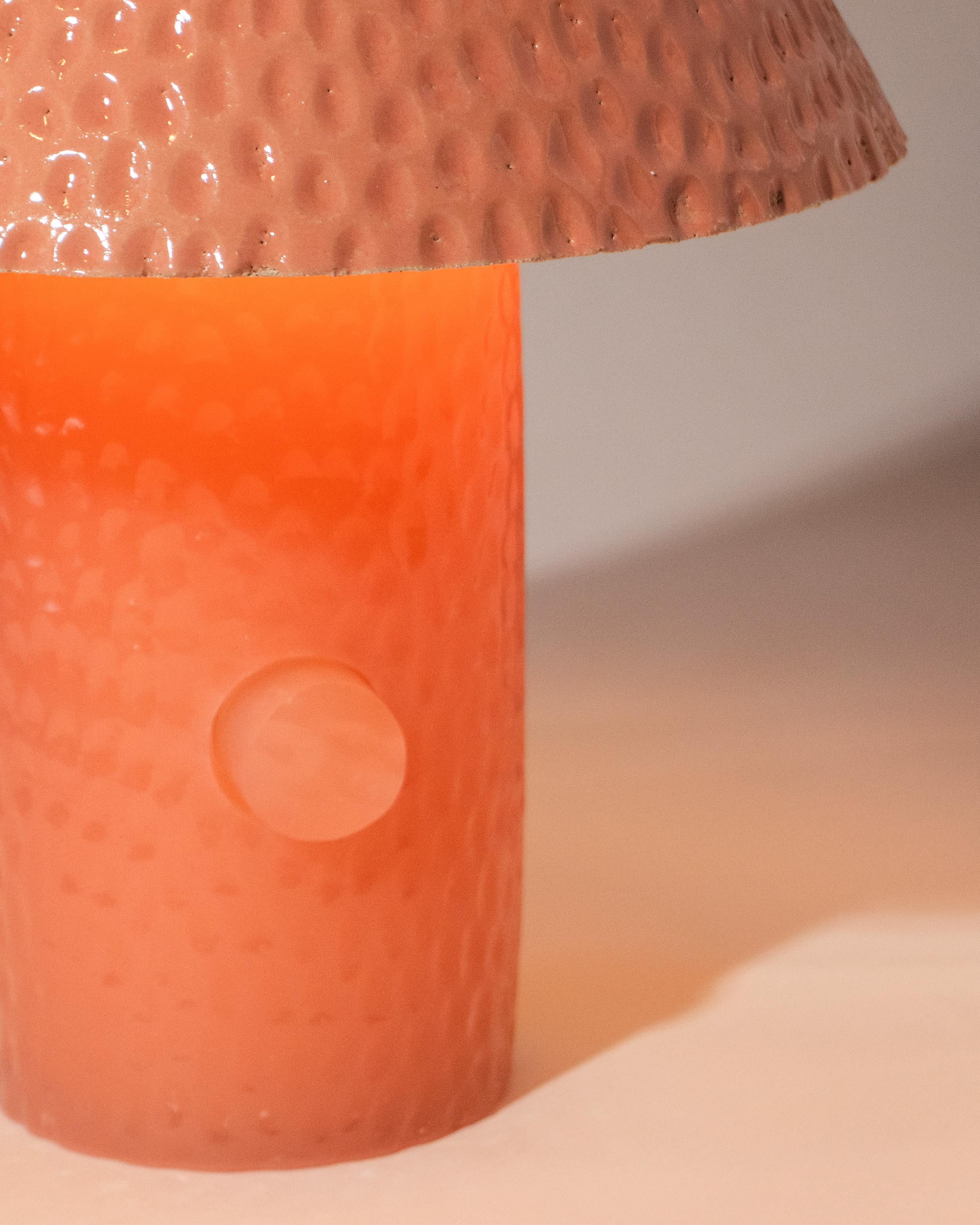 Java rosa tischlampe aus keramik, harz und messing von Facture and  Streicherwaren im Zustand „Neu“ im Angebot in New York, NY