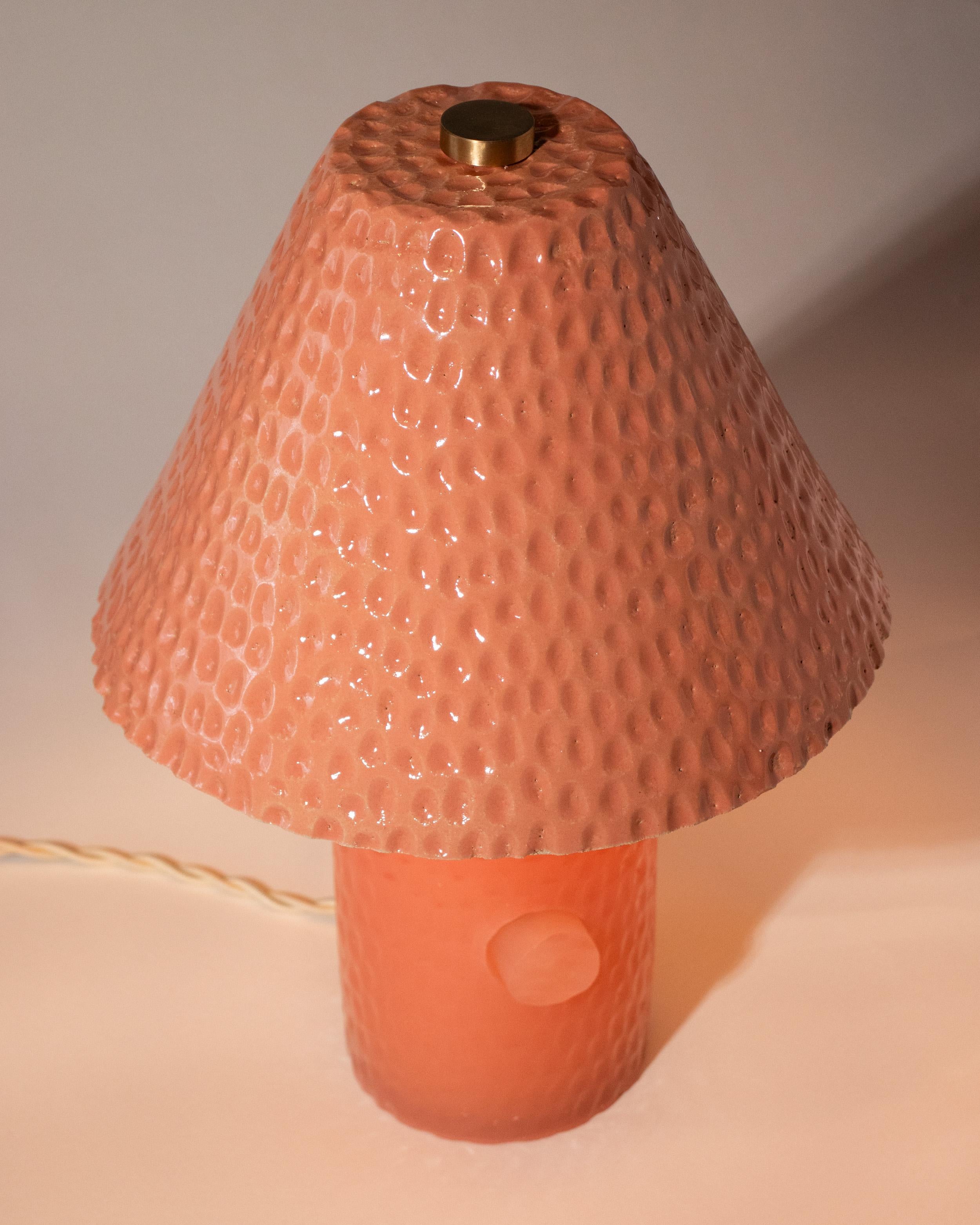 Java rosa tischlampe aus keramik, harz und messing von Facture and  Streicherwaren (21. Jahrhundert und zeitgenössisch) im Angebot