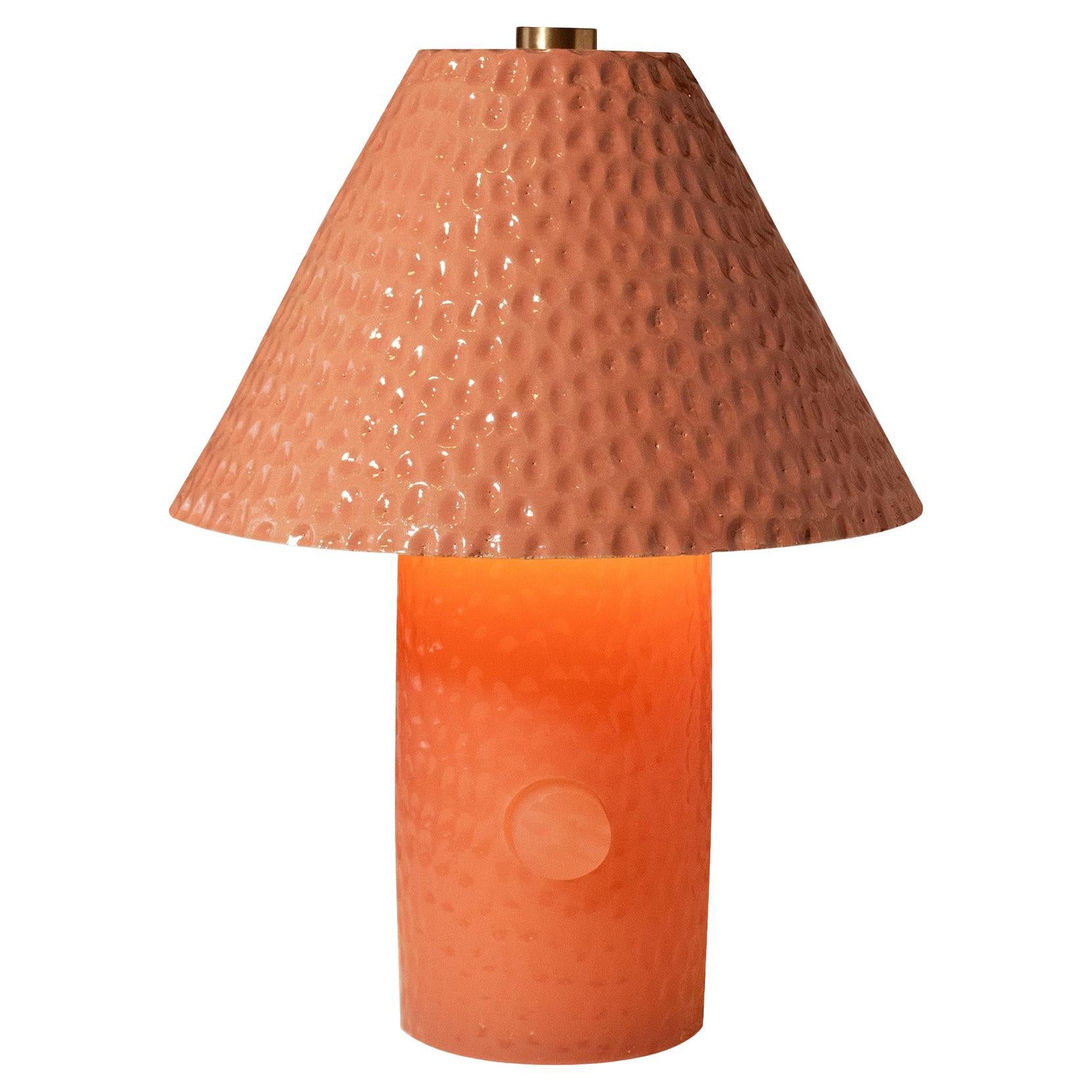Lampada da tavolo Java Pink in ceramica, resina e ottone di Facture and  Merci Streicher
