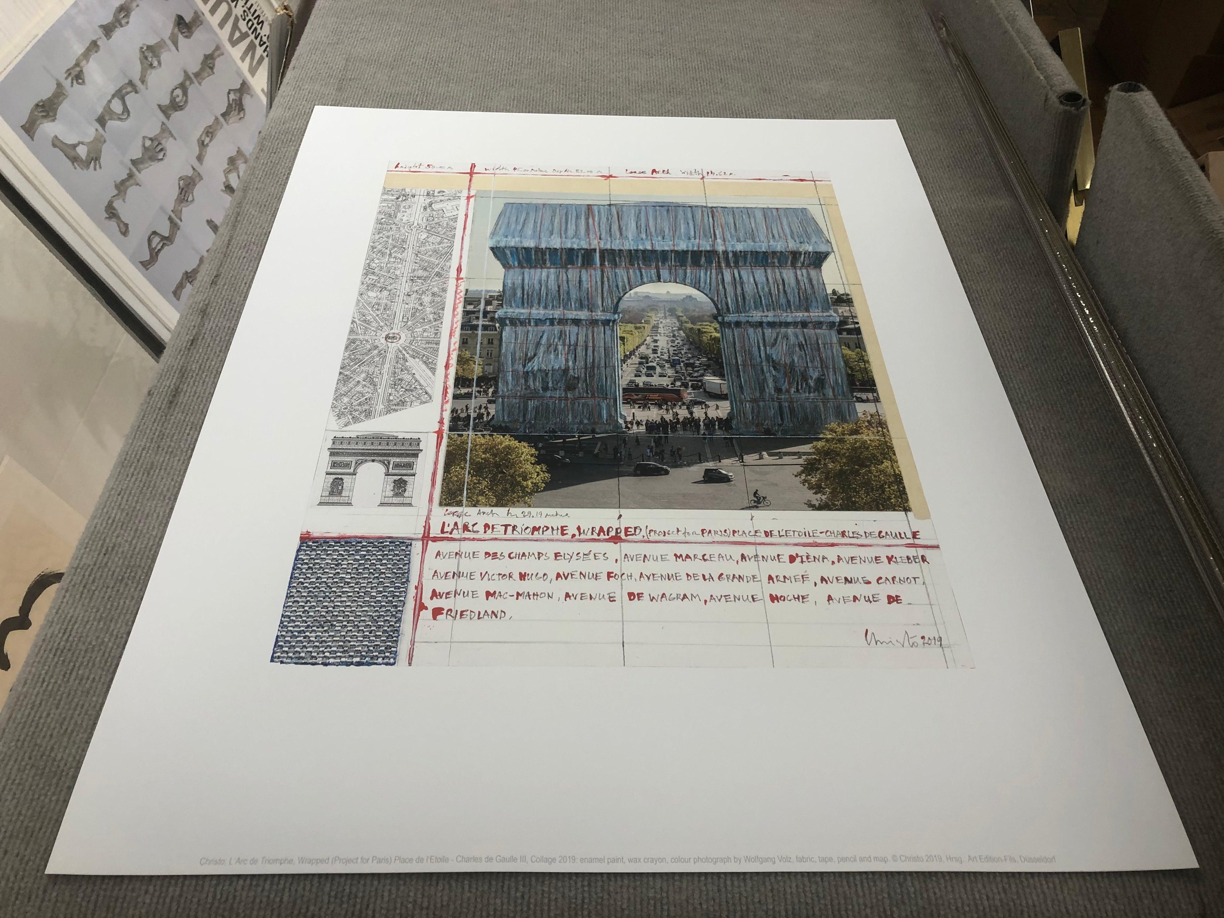 Christo L'Arc de Triomphe, umwickeltes Projekt für Paris III., 2019 im Angebot 2