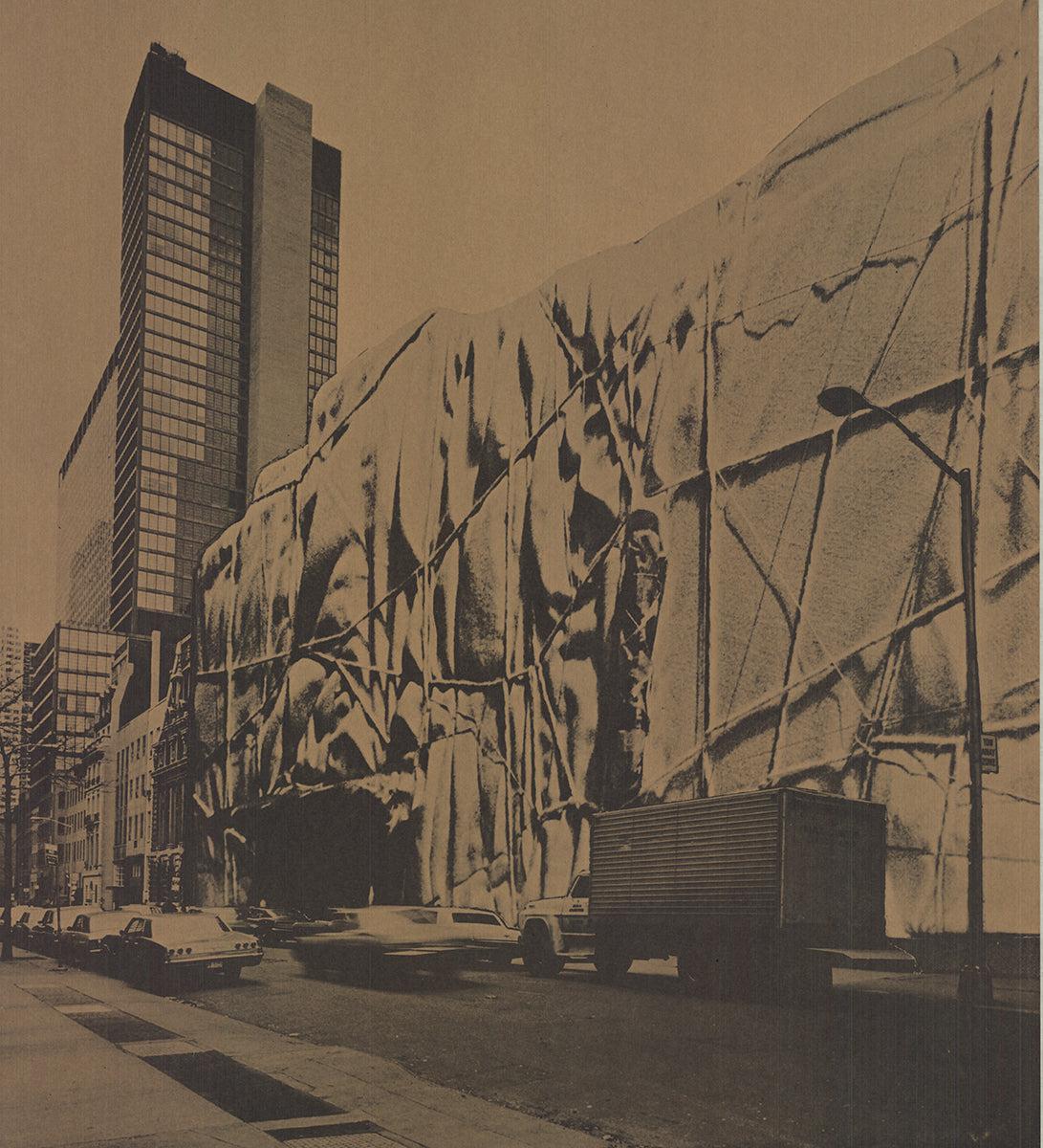 Christo, 'Museo de Arte Moderno Envuelto' 1968- Litografía Vintage - Print Contemporáneo de Javacheff Christo