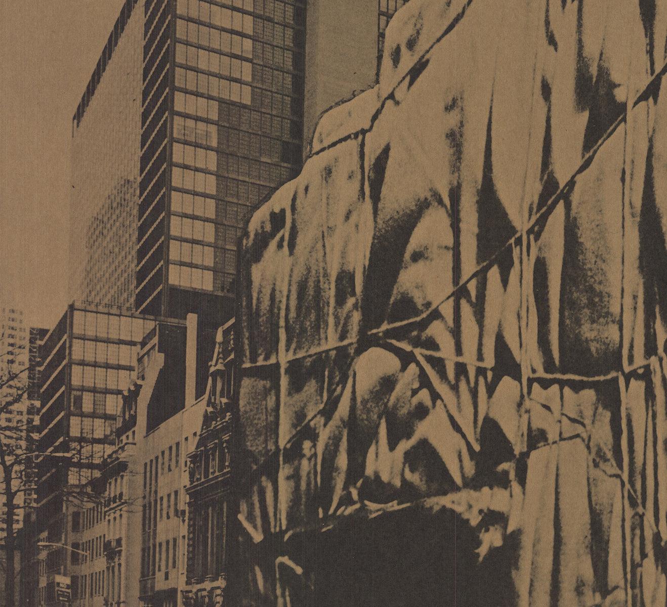 Este raro cartel es una obra temprana de Christo de 1968, creada como parte de su ambicioso proyecto para envolver el Museo de Arte Moderno (MoMA) de Nueva York. Christo utilizó los beneficios de la venta de sus carteles, grabados y dibujos no sólo