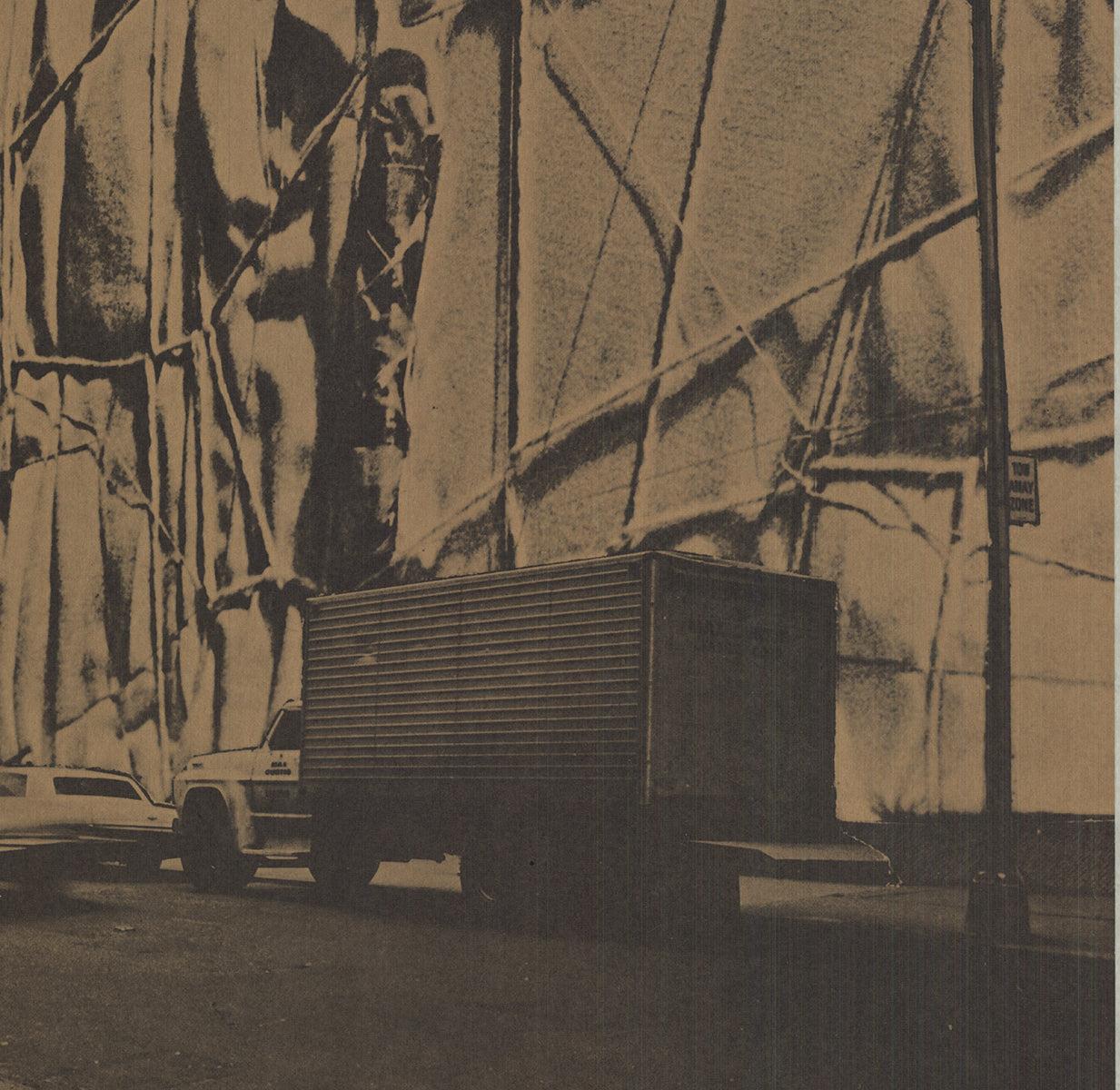 Christo, 'Museo de Arte Moderno Envuelto' 1968- Litografía Vintage en venta 1