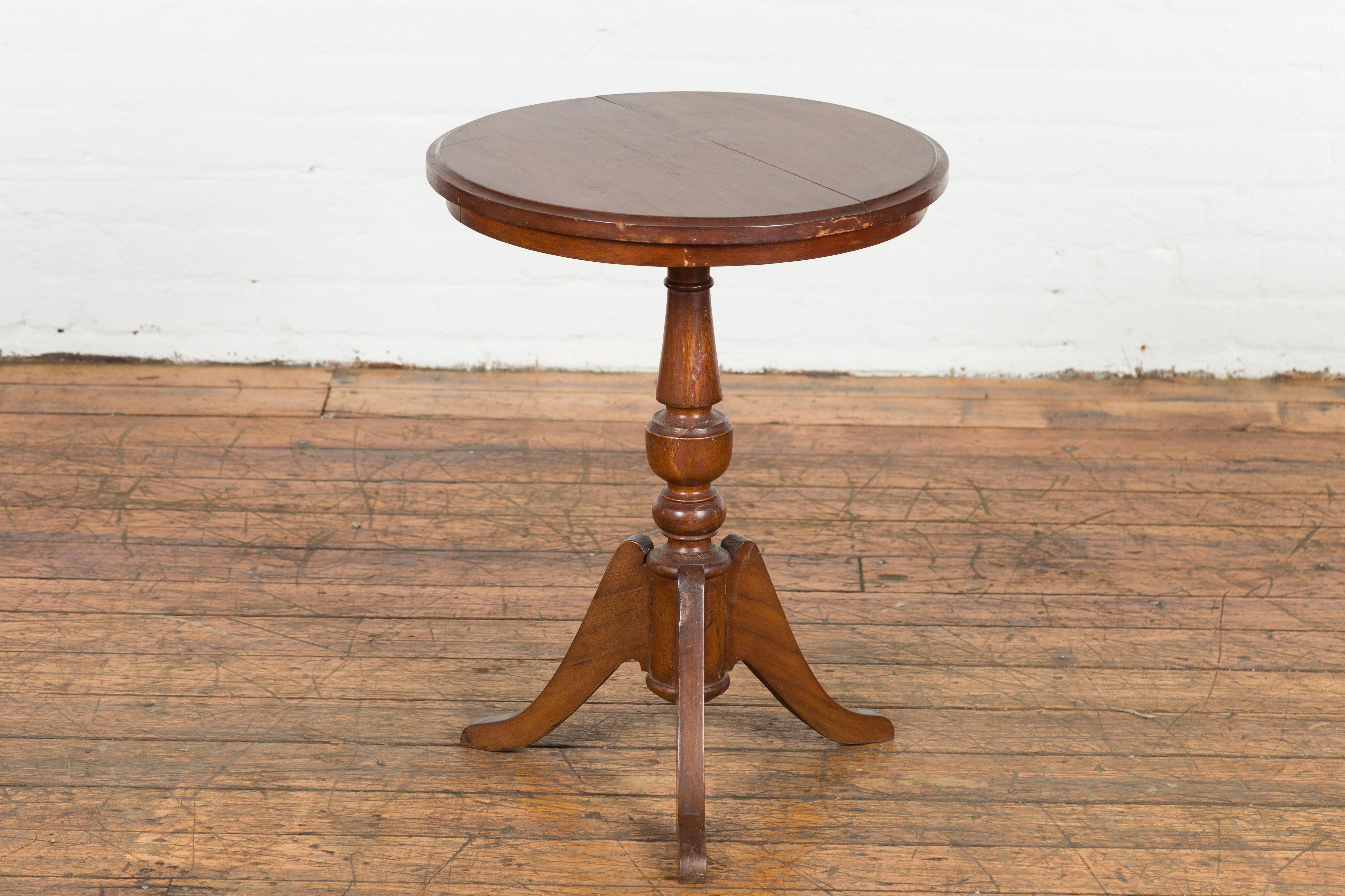 Javanese 1900s Round Top Guéridon Table with Turned Pedestal and Tripod Base For Sale 5