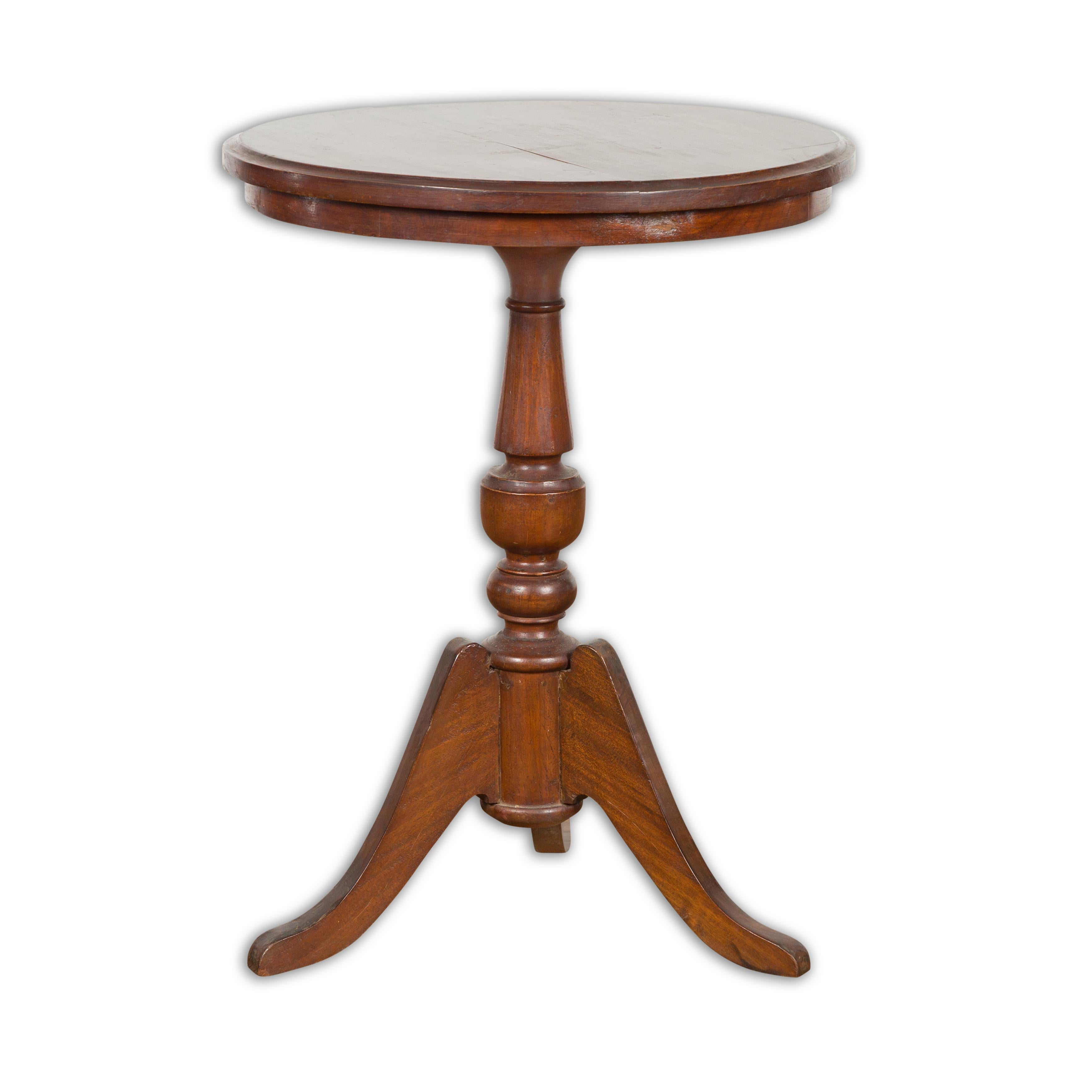Javanischer Guéridon-Tisch um 1900 mit runder Platte, gedrechseltem Sockel und Dreibeinfuß im Angebot 5