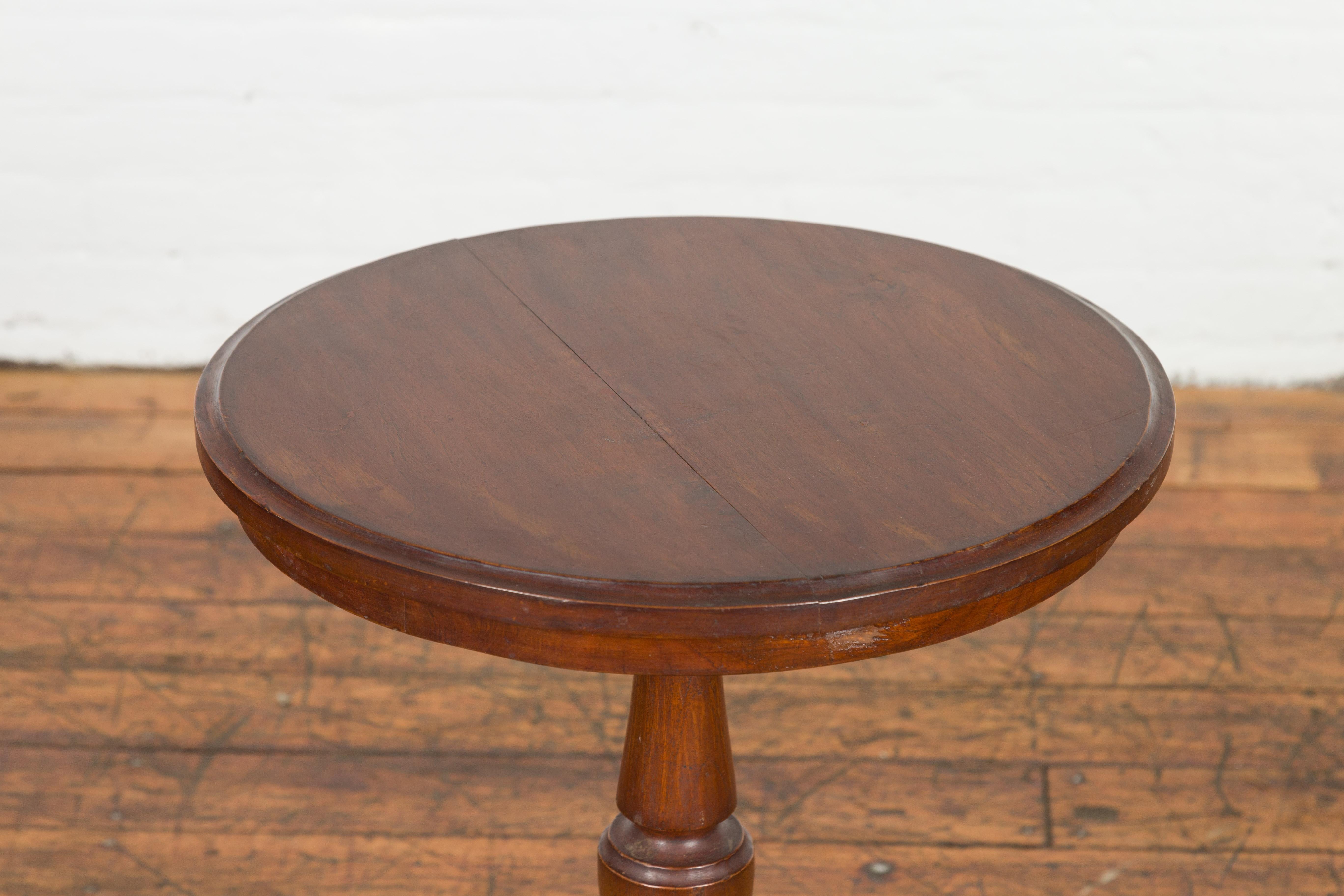 Javanischer Guéridon-Tisch um 1900 mit runder Platte, gedrechseltem Sockel und Dreibeinfuß im Zustand „Gut“ im Angebot in Yonkers, NY