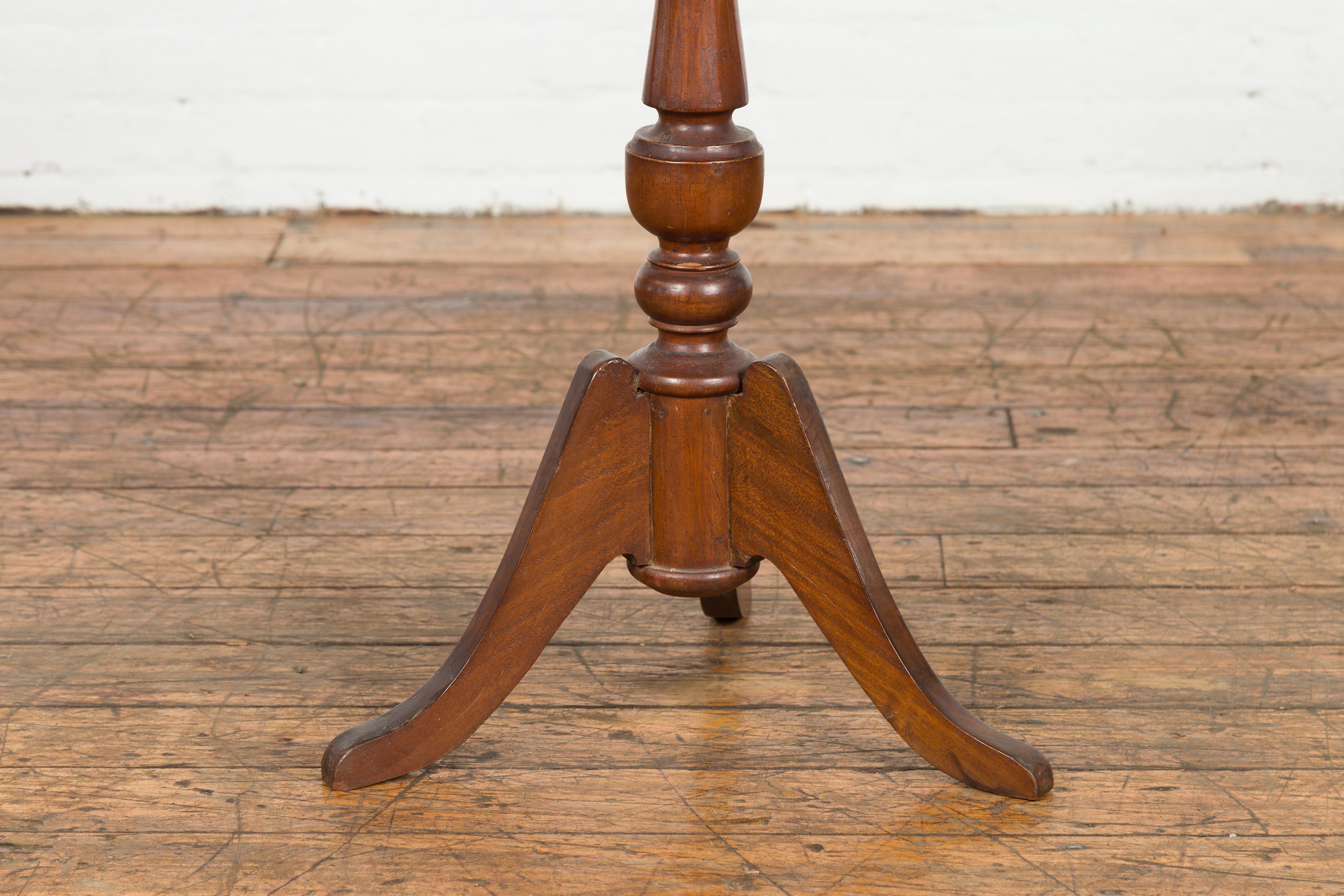 Javanischer Guéridon-Tisch um 1900 mit runder Platte, gedrechseltem Sockel und Dreibeinfuß (Holz)