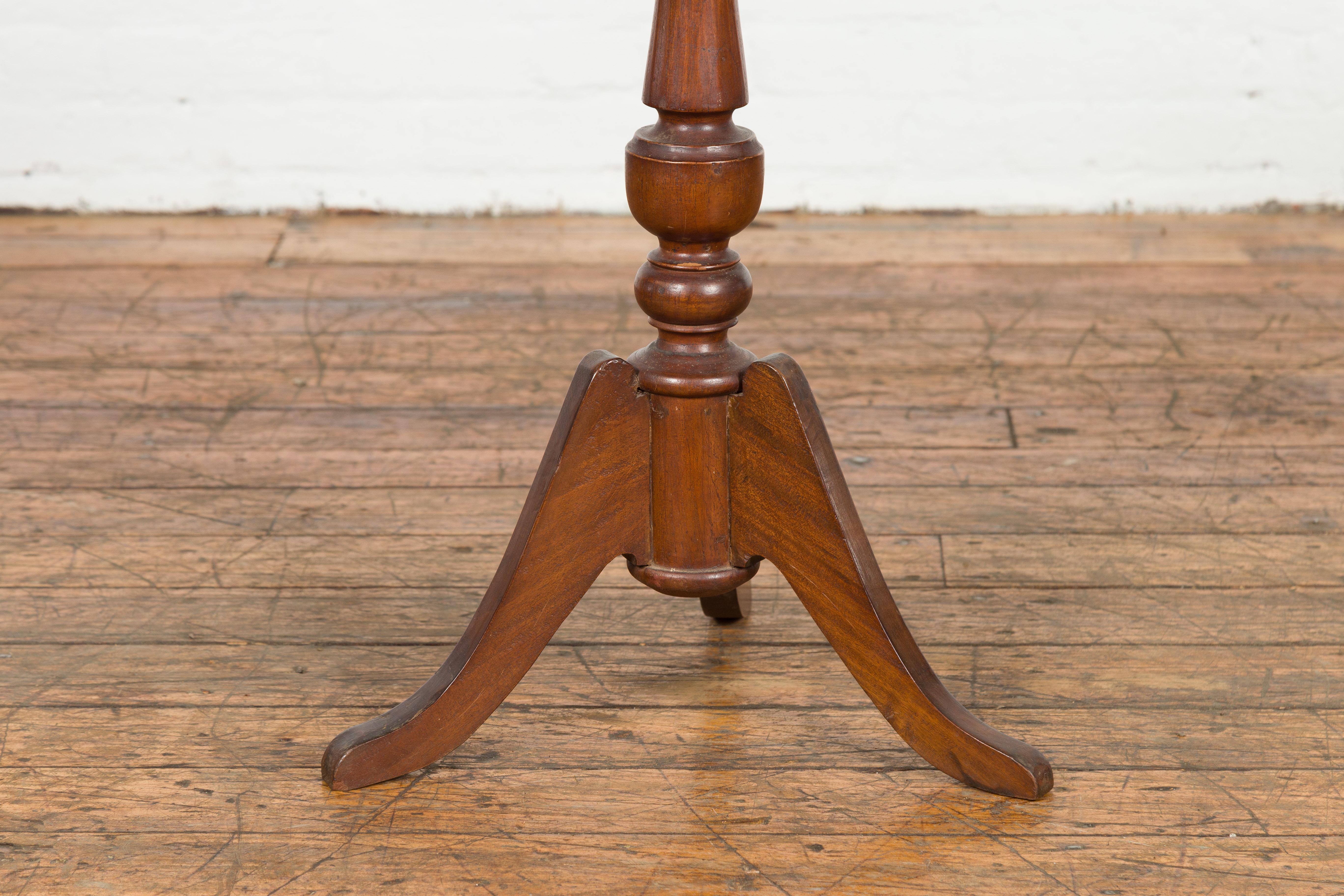 Javanese 1900s Round Top Guéridon Table with Turned Pedestal and Tripod Base For Sale 1