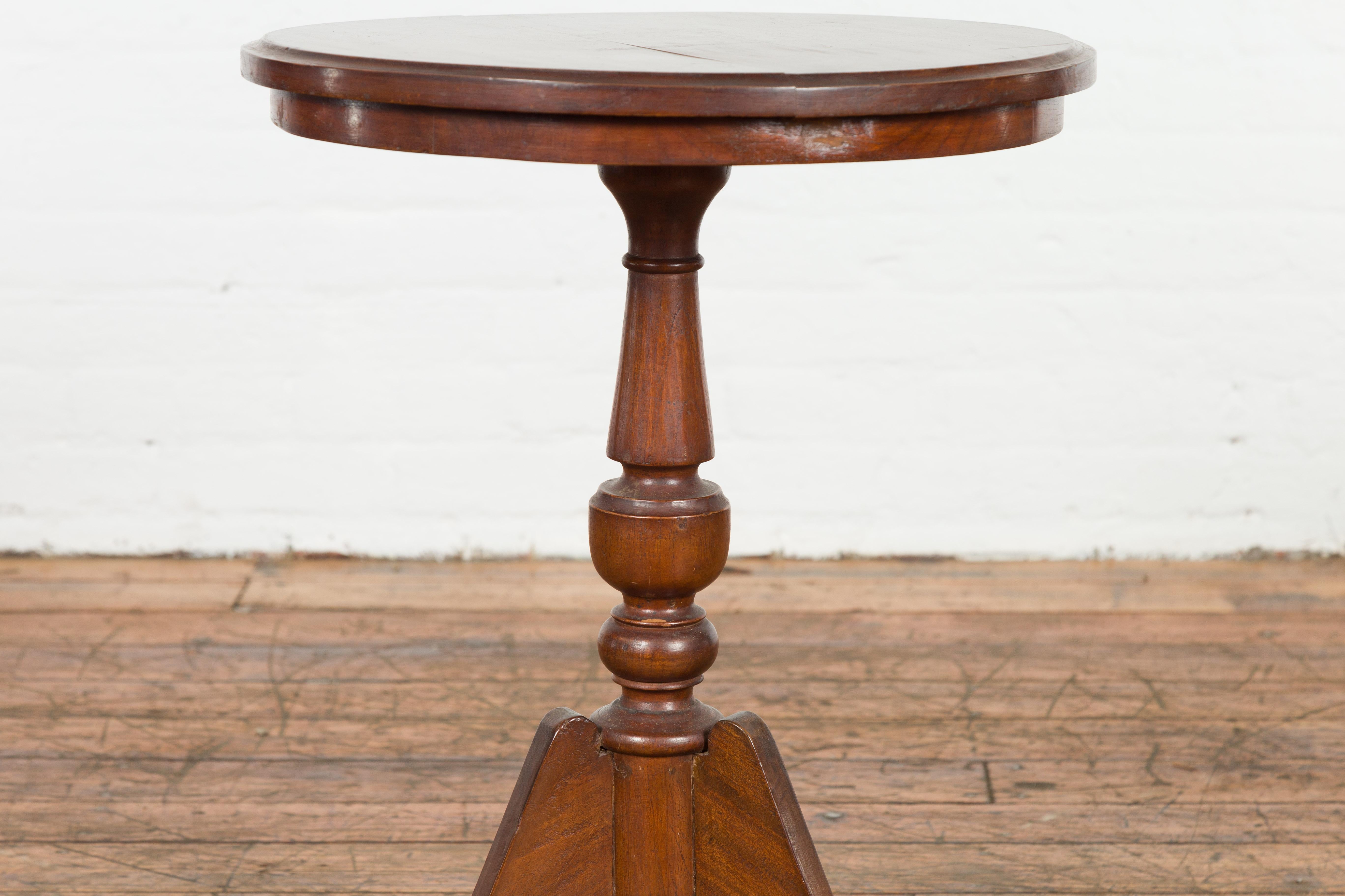 Javanese 1900s Round Top Guéridon Table with Turned Pedestal and Tripod Base For Sale 2