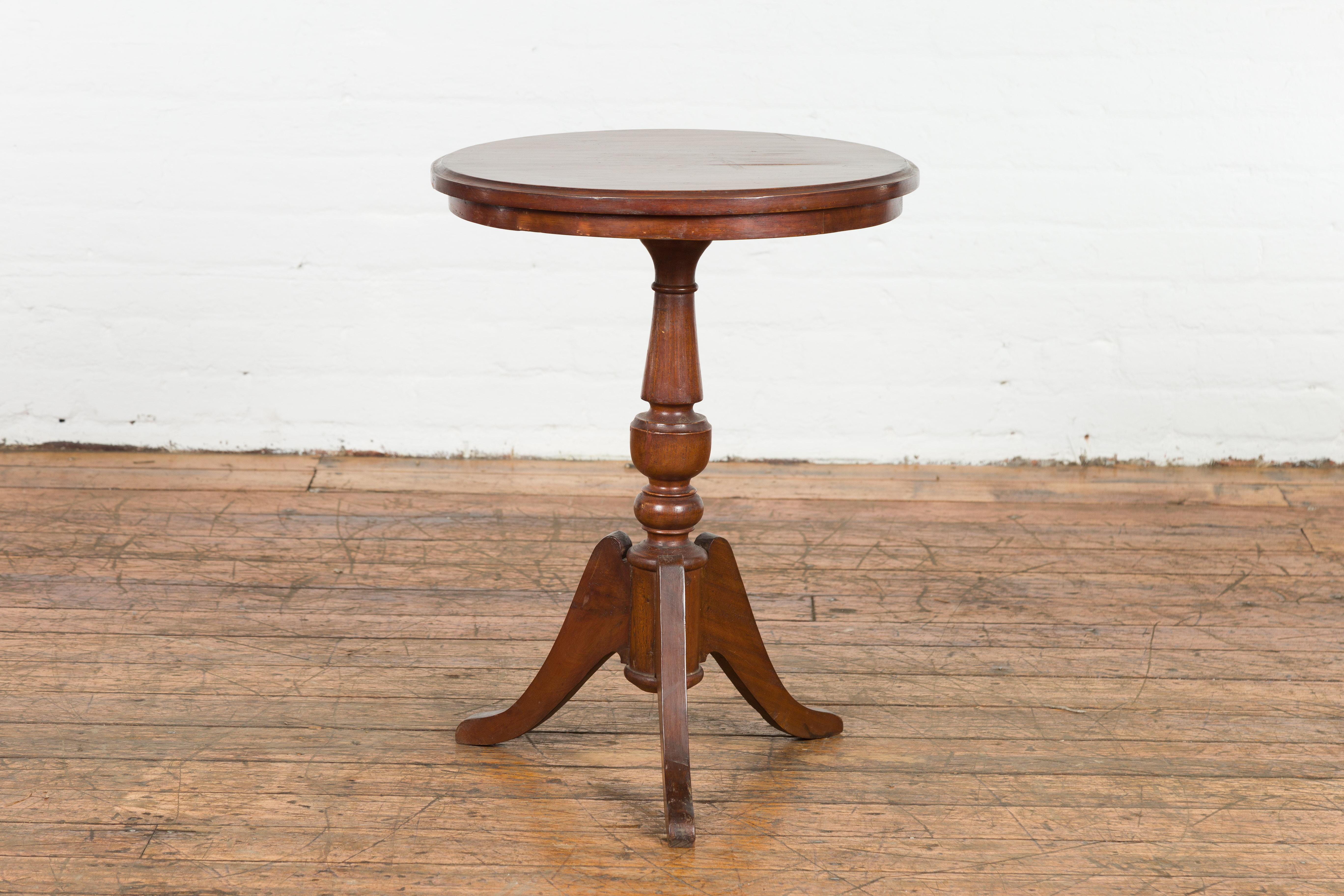 Javanese 1900s Round Top Guéridon Table with Turned Pedestal and Tripod Base For Sale 3