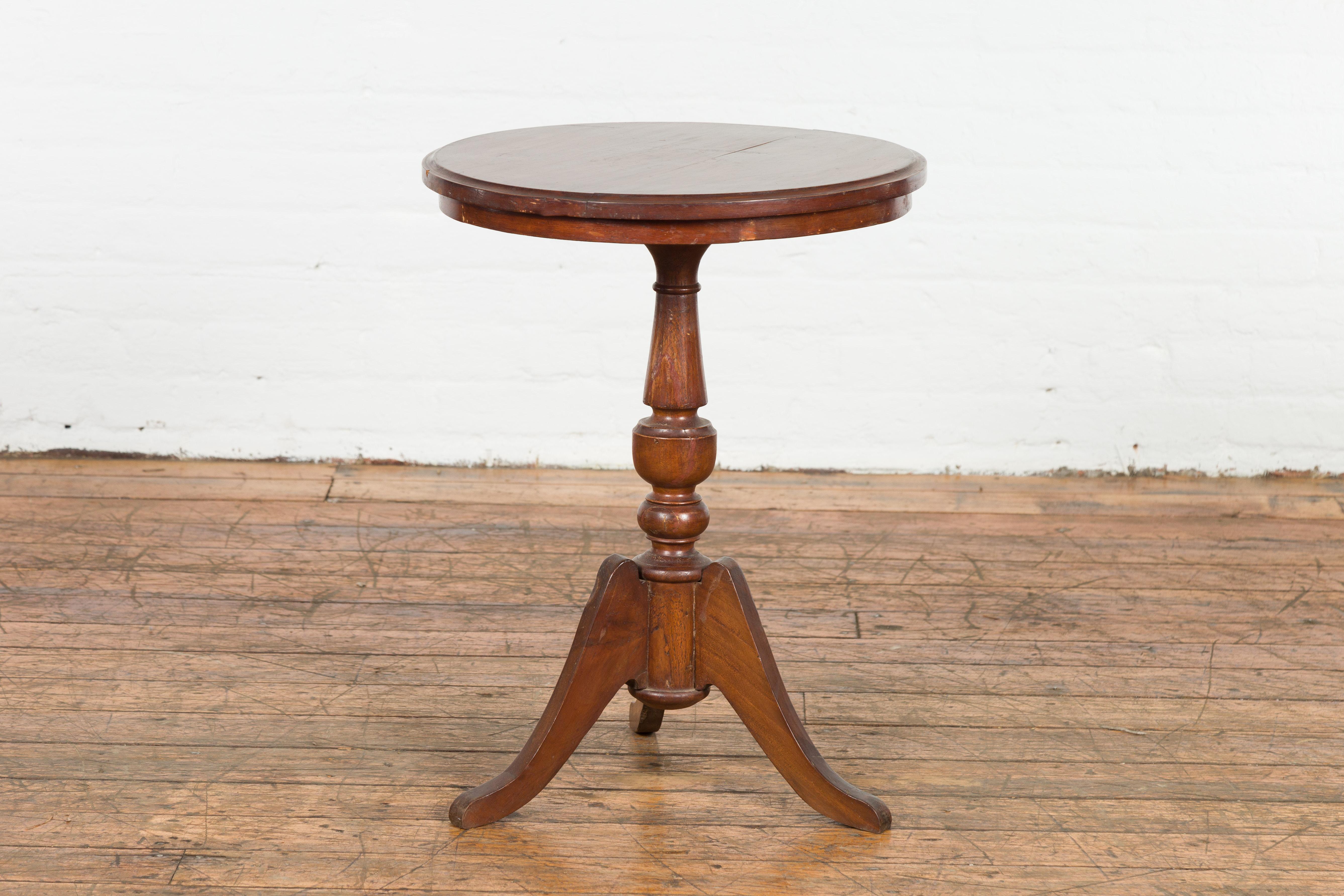 Javanese 1900s Round Top Guéridon Table with Turned Pedestal and Tripod Base For Sale 4