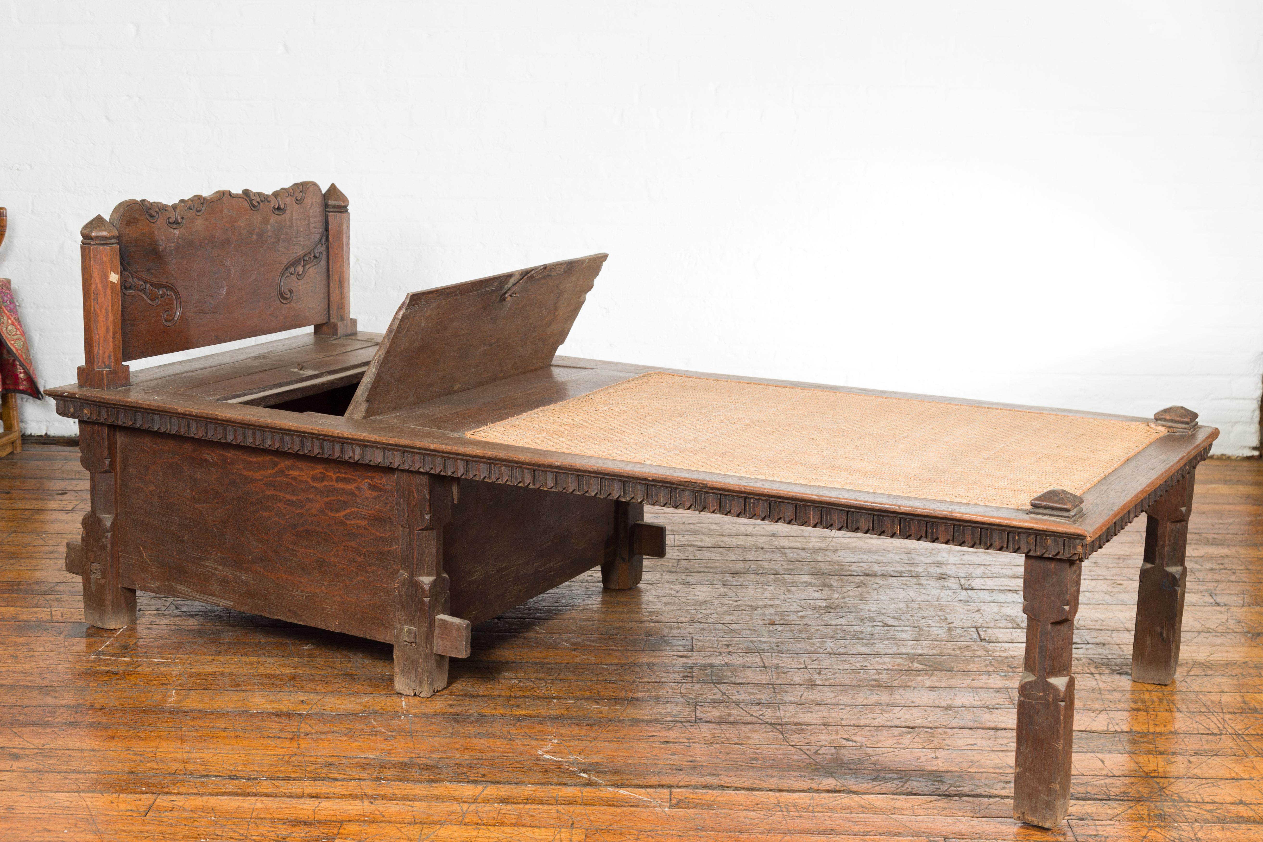 Javanisches Teakholz-Tagesbett aus dem 19. Jahrhundert mit Aufbewahrungsmöglichkeiten und handgewebtem Rattan im Angebot 7
