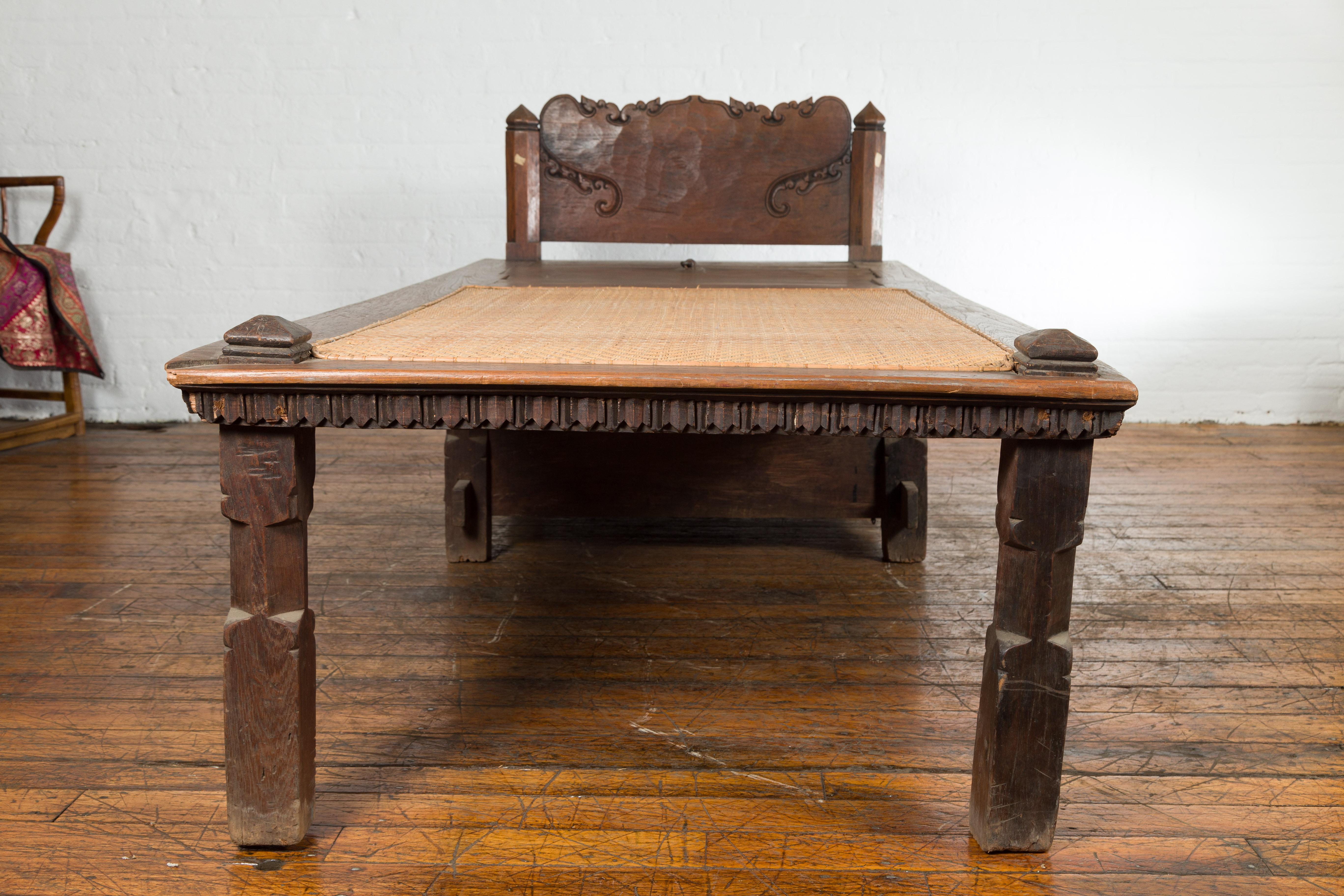 Javanisches Teakholz-Tagesbett aus dem 19. Jahrhundert mit Aufbewahrungsmöglichkeiten und handgewebtem Rattan im Angebot 10