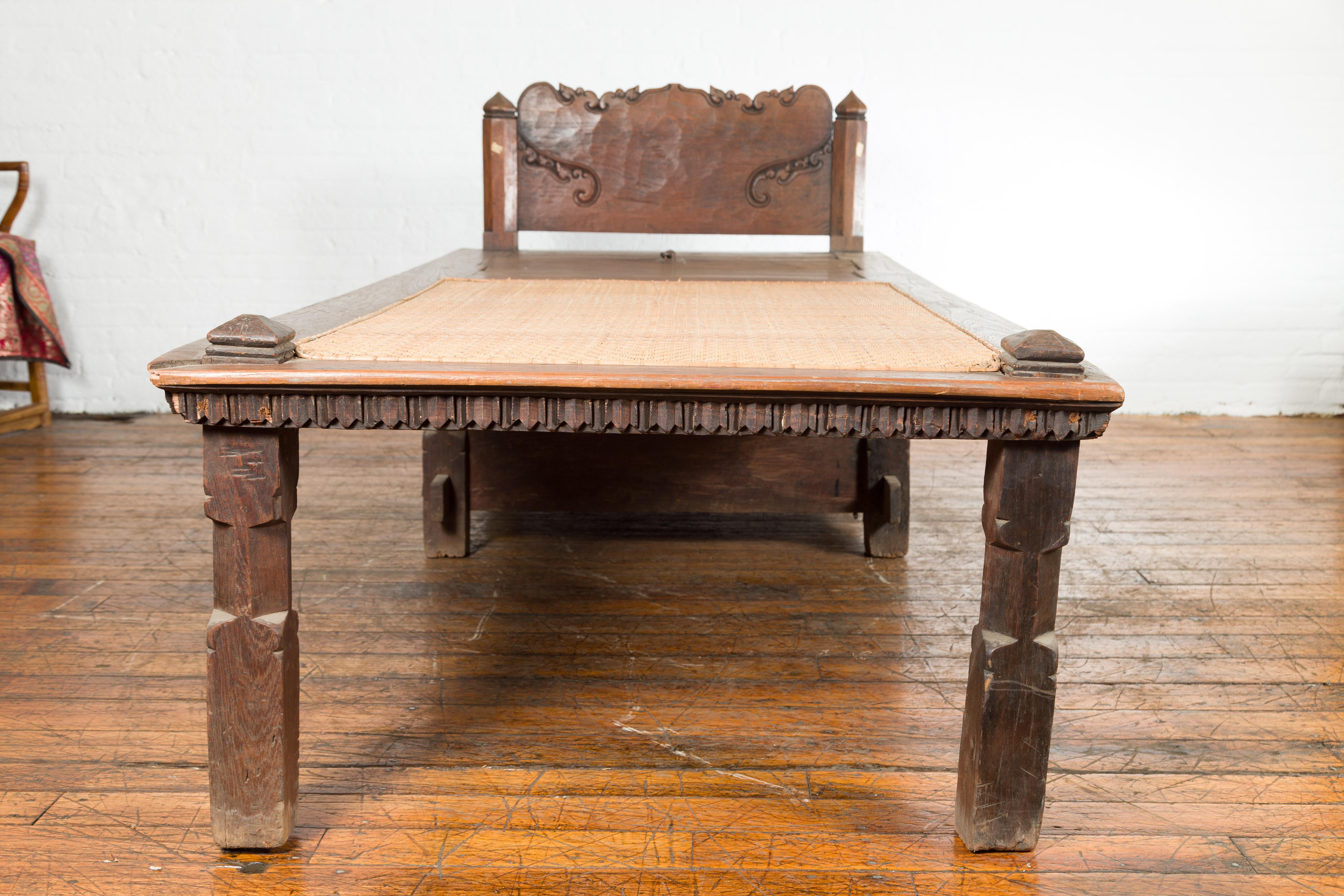 Daybed javanés del siglo XIX de madera de teca con almacenaje y ratán tejido a mano en venta 10