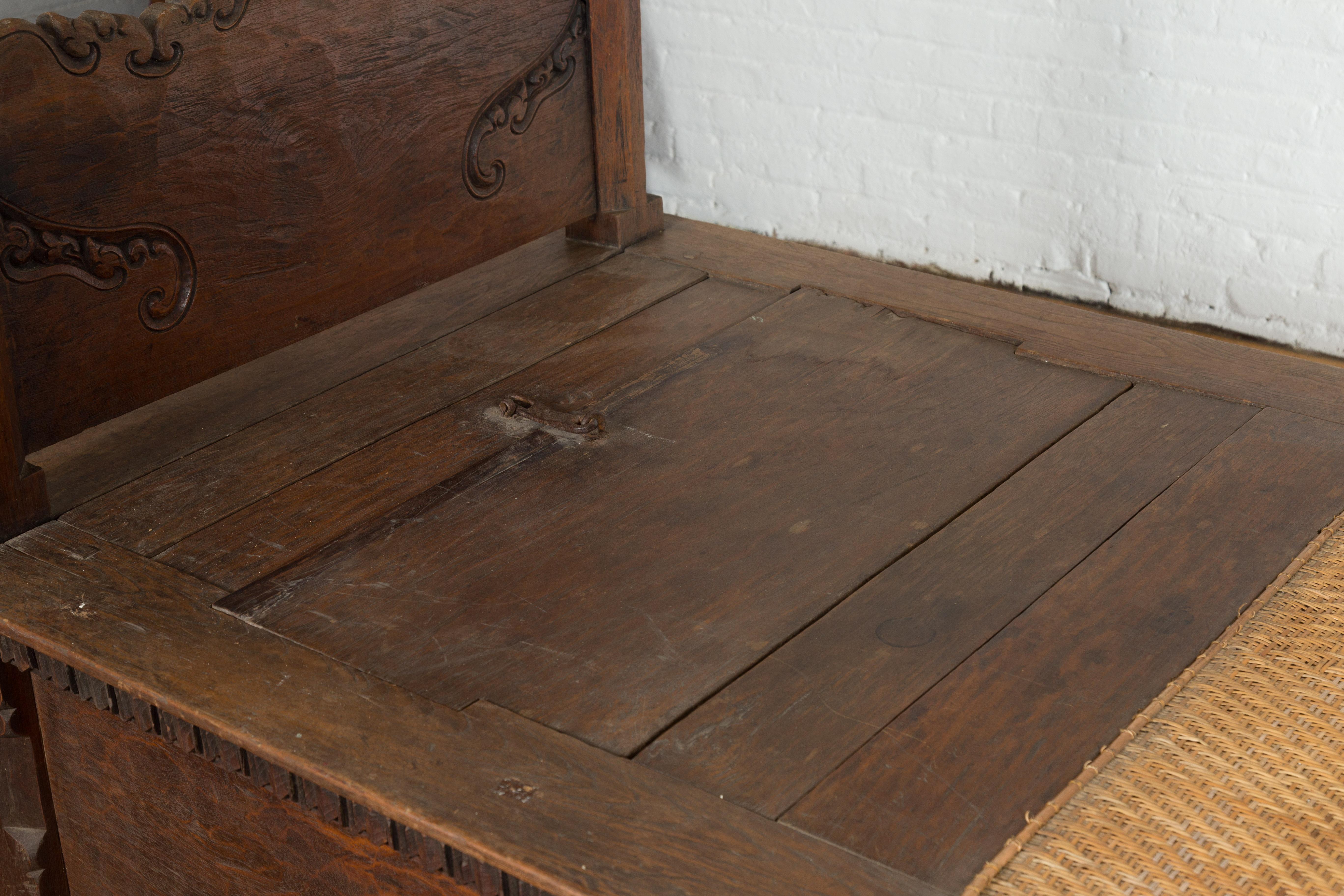 Javanisches Teakholz-Tagesbett aus dem 19. Jahrhundert mit Aufbewahrungsmöglichkeiten und handgewebtem Rattan im Zustand „Gut“ im Angebot in Yonkers, NY