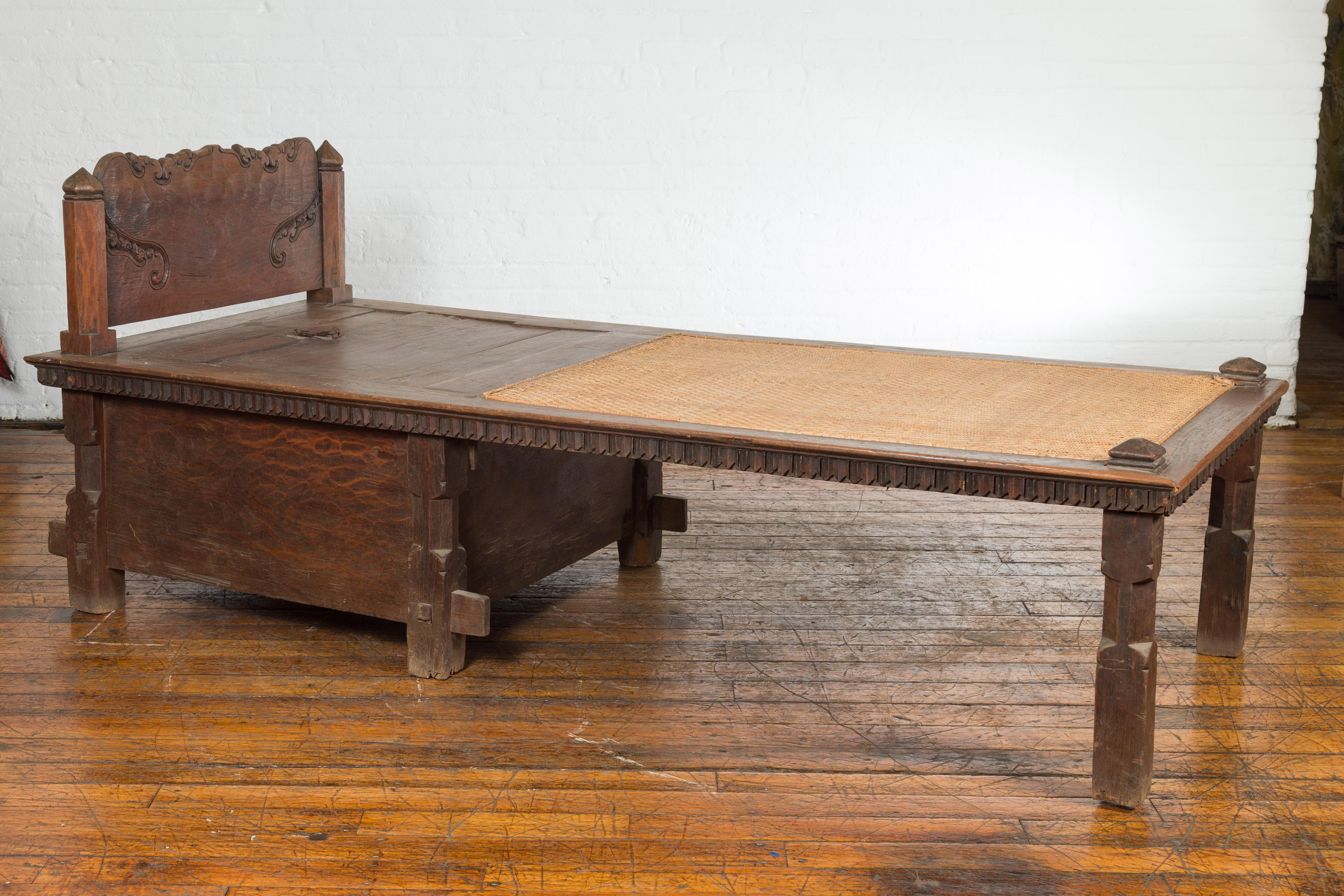Javanisches Teakholz-Tagesbett aus dem 19. Jahrhundert mit Aufbewahrungsmöglichkeiten und handgewebtem Rattan im Angebot 1