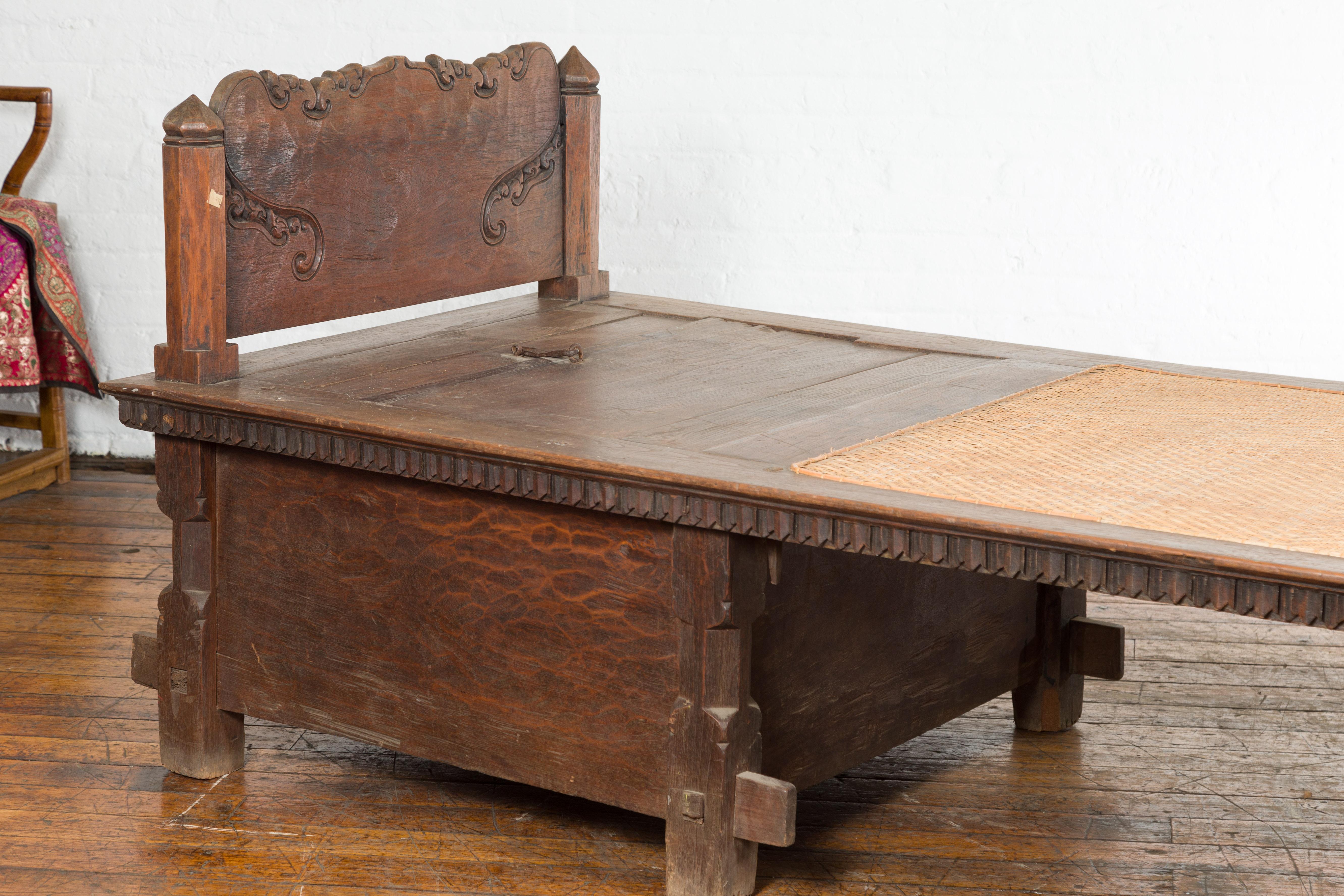 Javanisches Teakholz-Tagesbett aus dem 19. Jahrhundert mit Aufbewahrungsmöglichkeiten und handgewebtem Rattan im Angebot 2