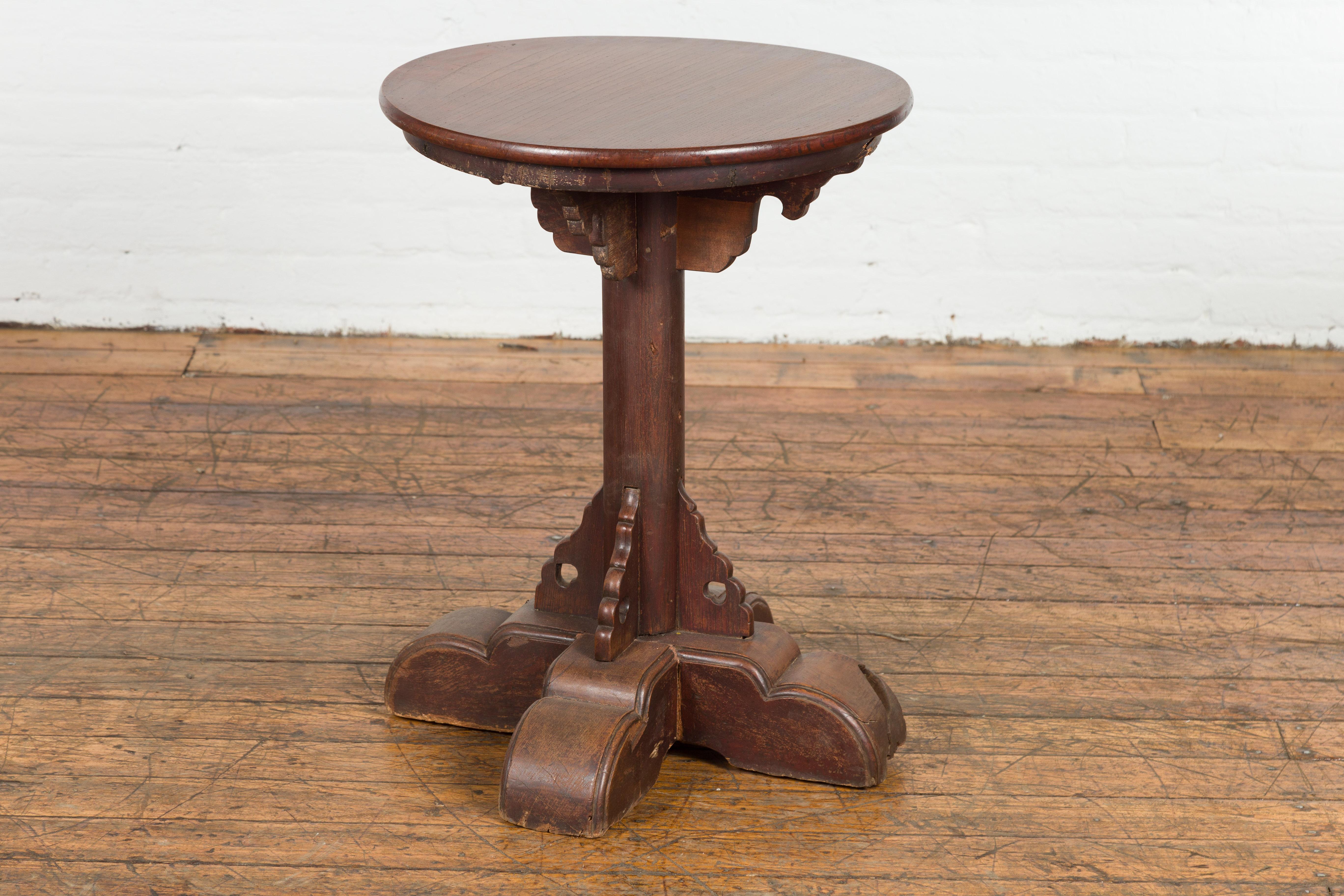 Petite table d'extrémité ancienne à piédestal avec plateau rond  en vente 8