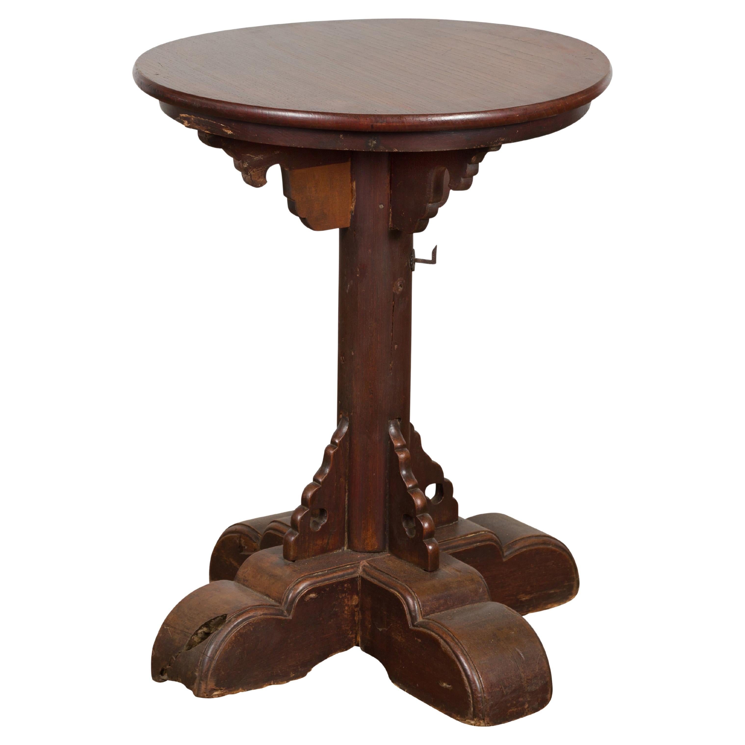 Petite table d'extrémité ancienne à piédestal avec plateau rond  en vente