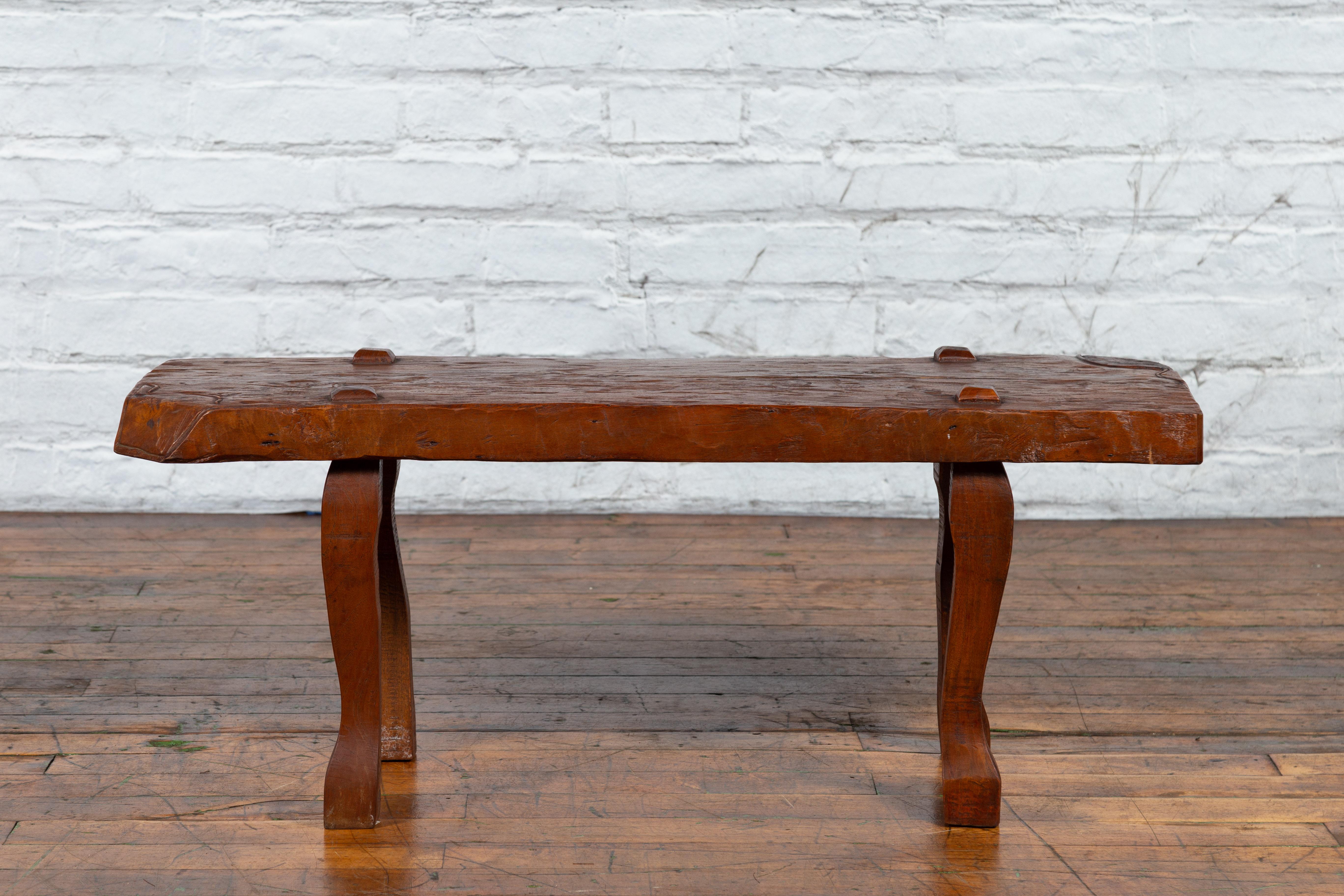 Javanischer Arts and Crafts-Tisch aus Teakholz mit abgenutzten Beinen und abgenutzter Oberfläche (Geschnitzt) im Angebot