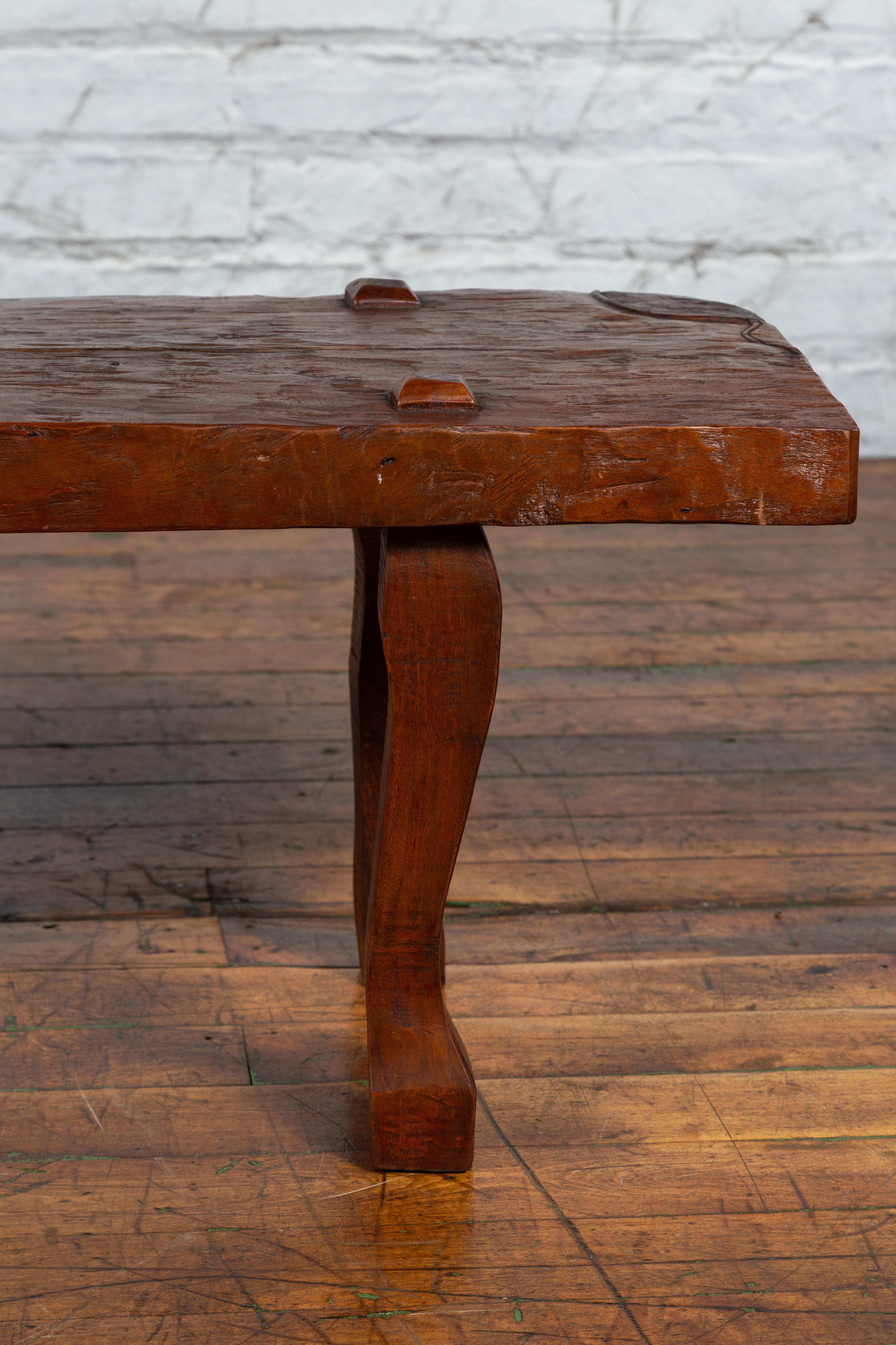 Javanischer Arts and Crafts-Tisch aus Teakholz mit abgenutzten Beinen und abgenutzter Oberfläche im Angebot 3