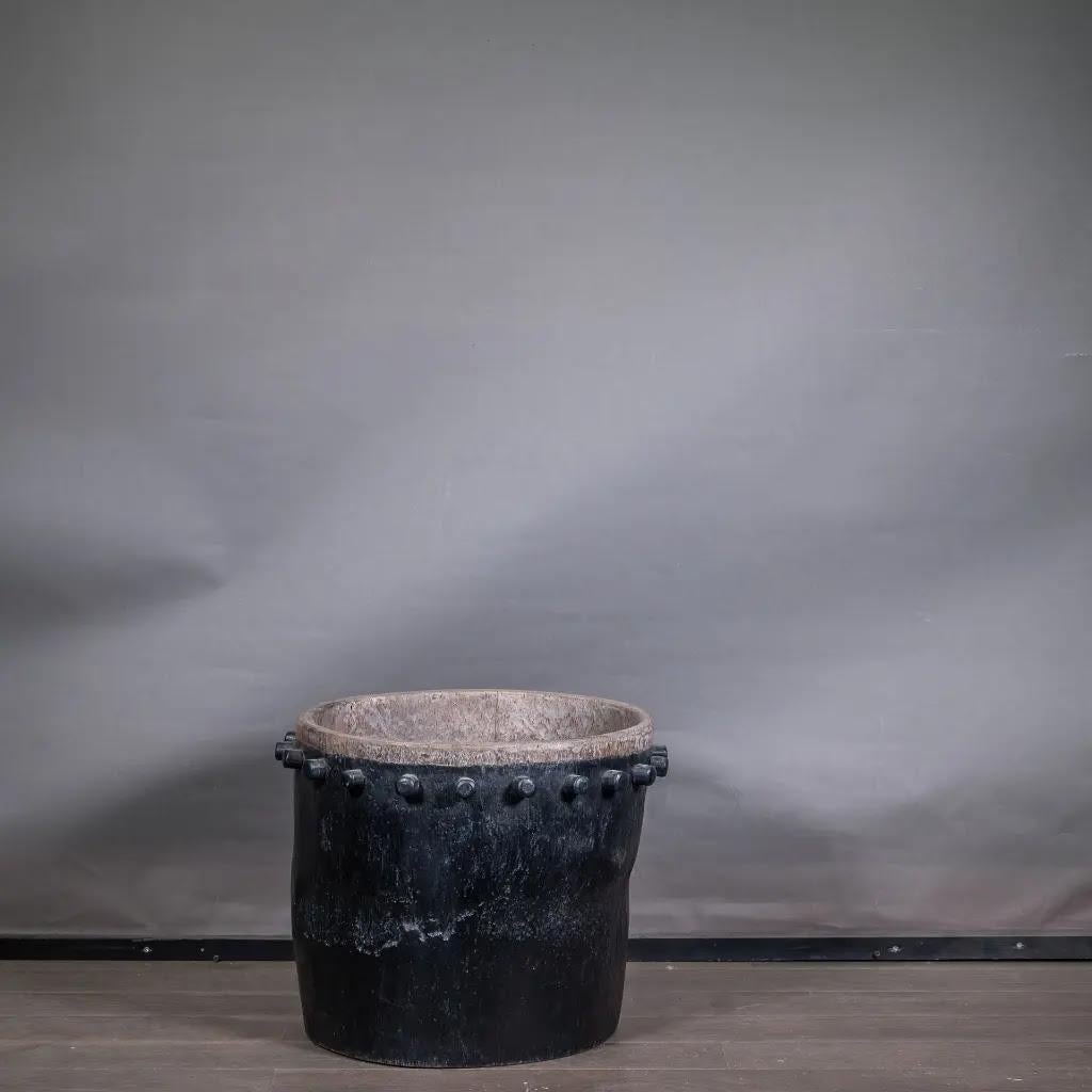 Javanese Drum Pot in Black Teak, Hand-Carved Ethnic Primitive – Size S In Good Condition For Sale In Saint-Ouen, FR