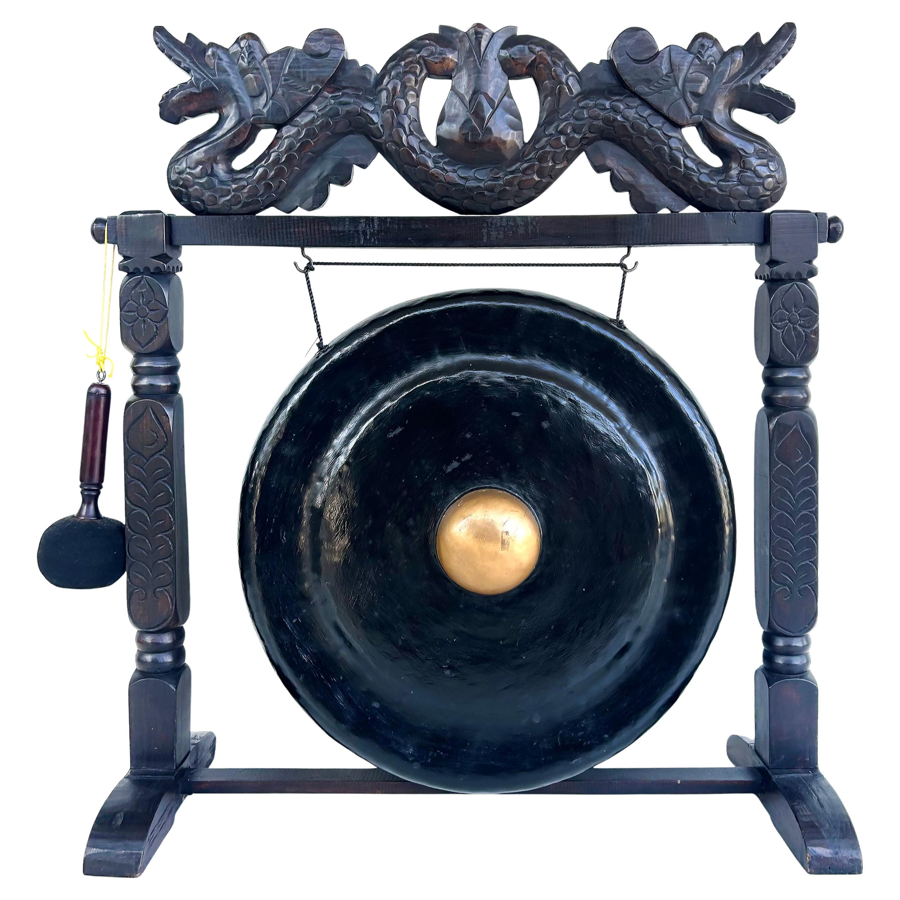 Gong javanais sur stand sculpté pour le yoga et la méditation, fin du 20e siècle