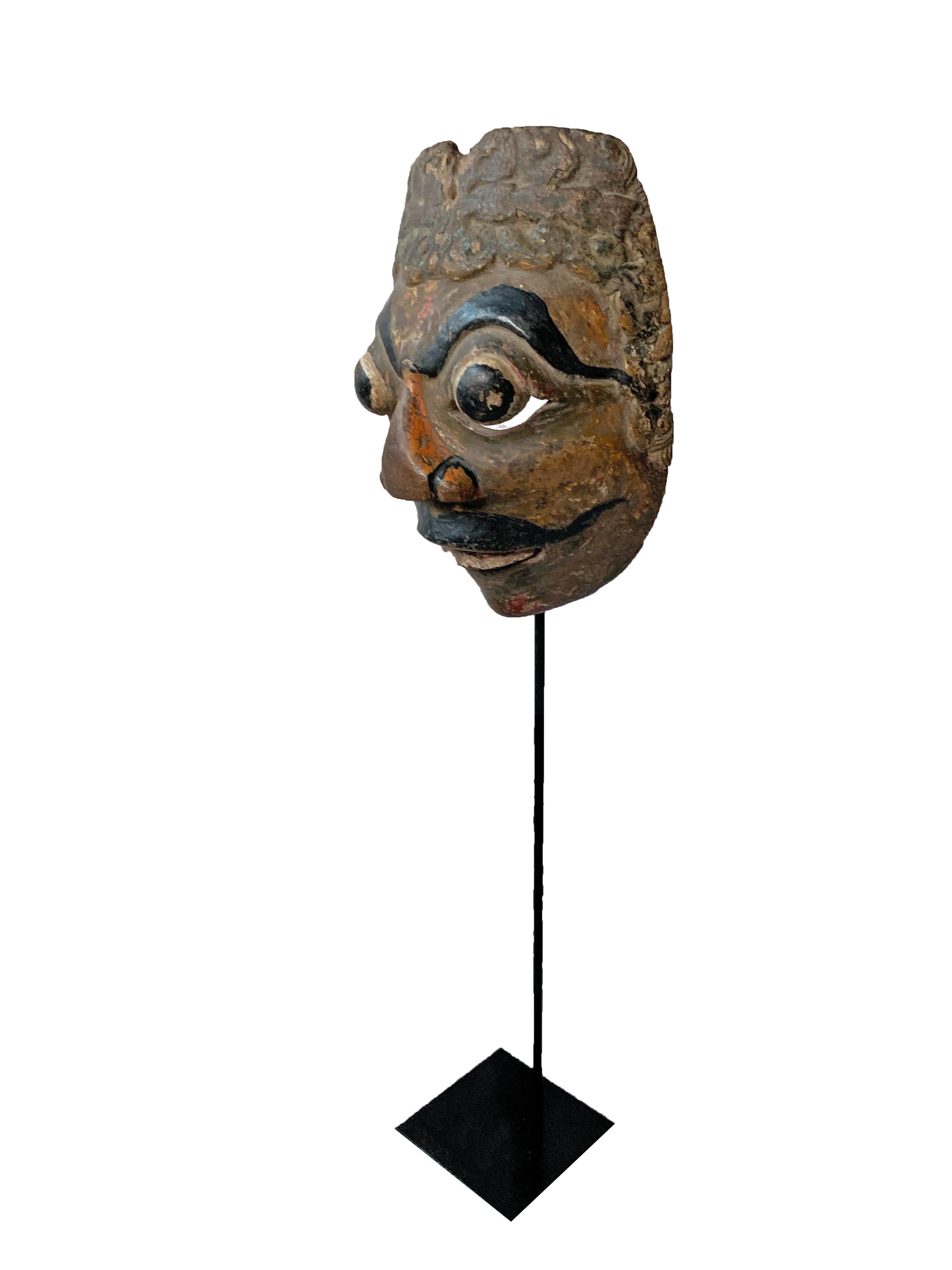 Javanische handgefertigte Wayang Topeng Theatermaske, Indonesien, frühes 20. Jahrhundert (Indonesisch) im Angebot