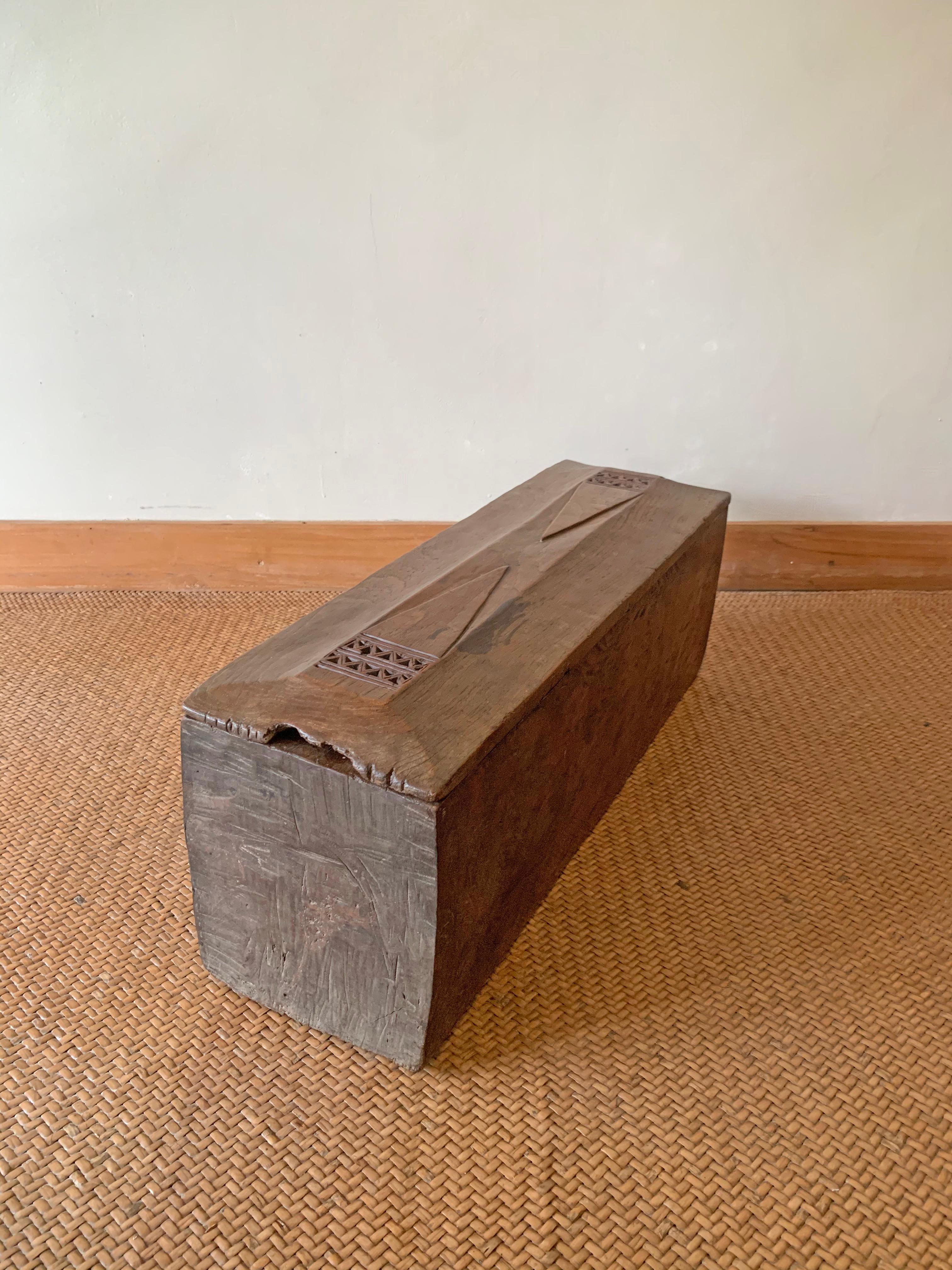 Caja de almacenaje javanesa de teca maciza con grabados Mediados del siglo XX Arte popular en venta