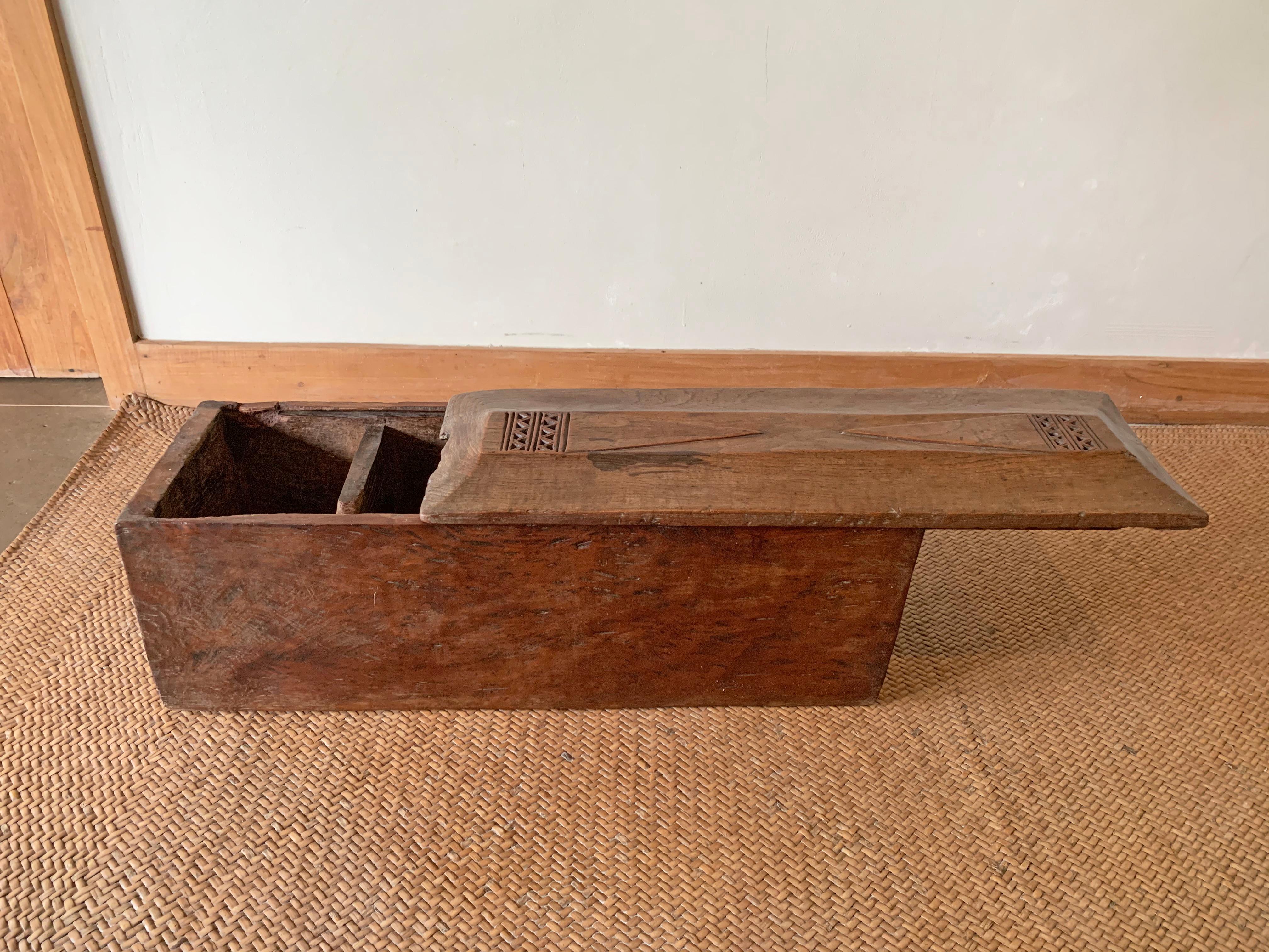 Javanese Solid Teak Storage Box with Engravings Mid-20th Century In Good Condition For Sale In Jimbaran, Bali