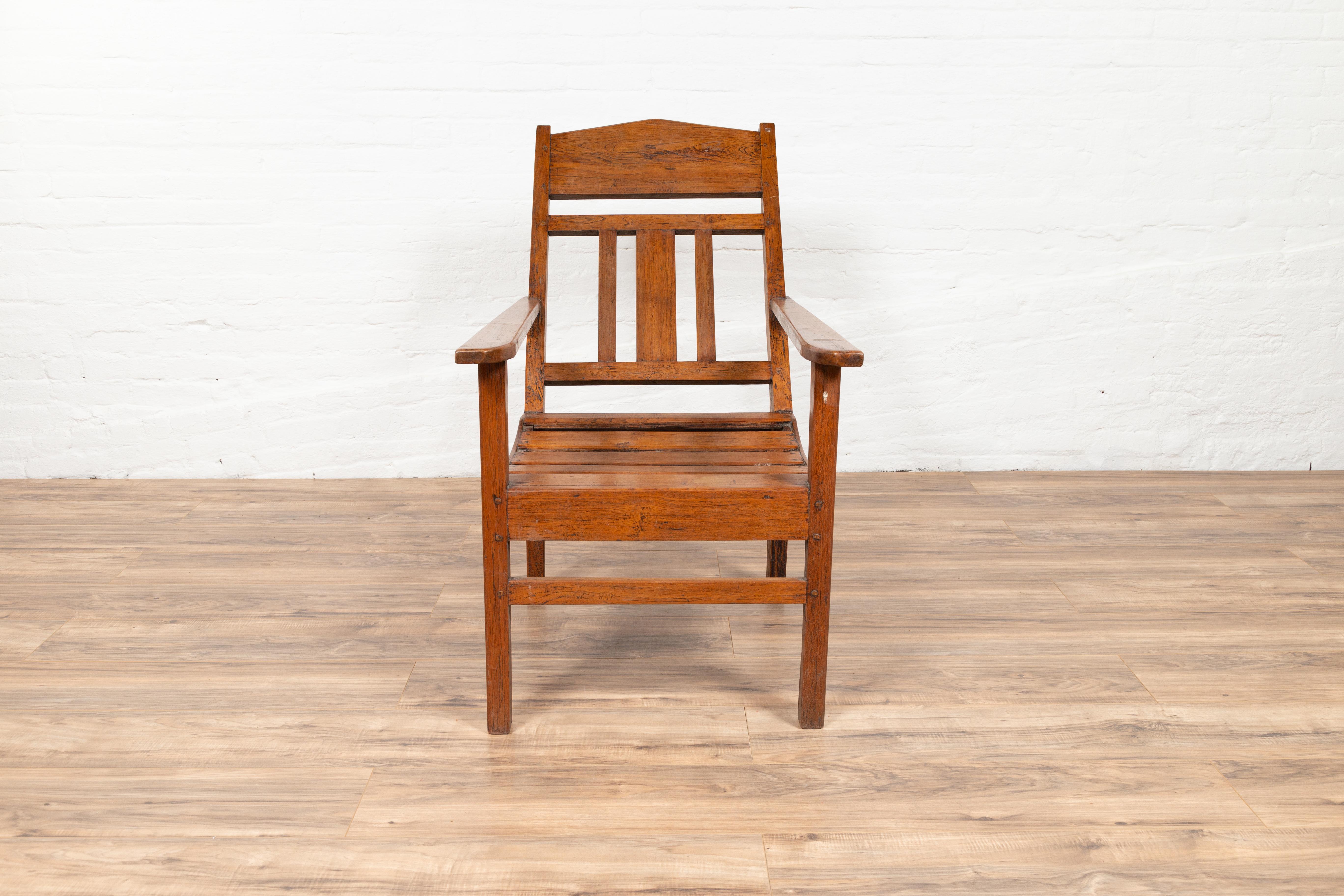 Une chaise longue de plantation javanaise coloniale néerlandaise vintage de Madura, Indonésie. Née à Madura, au large de la côte nord-est de Java, cette chaise longue de style colonial néerlandais est conçue pour offrir une expérience relaxante à