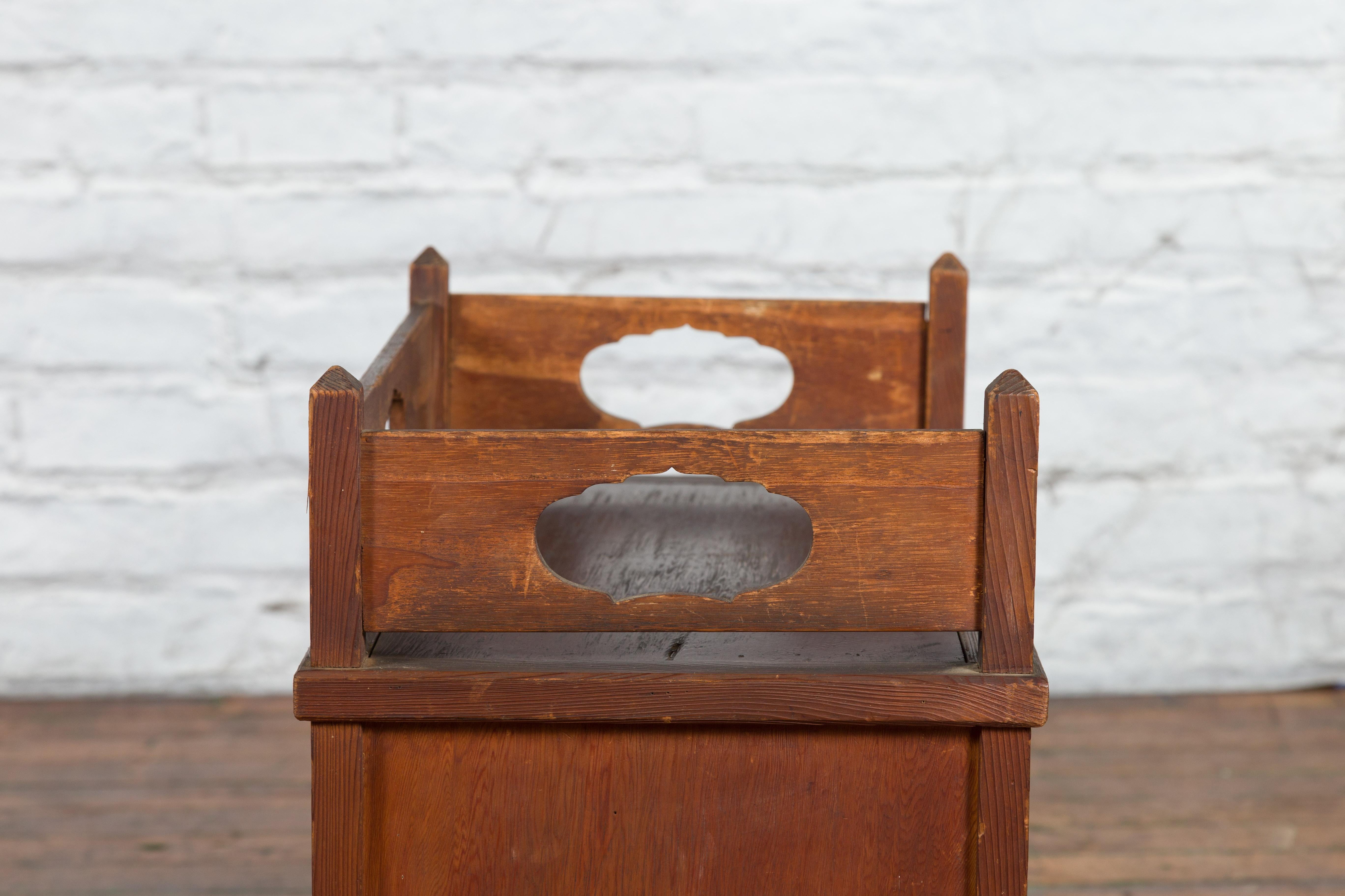 Armoire d'appoint javanaise vintage avec portes coulissantes et galerie en bambou en vente 6