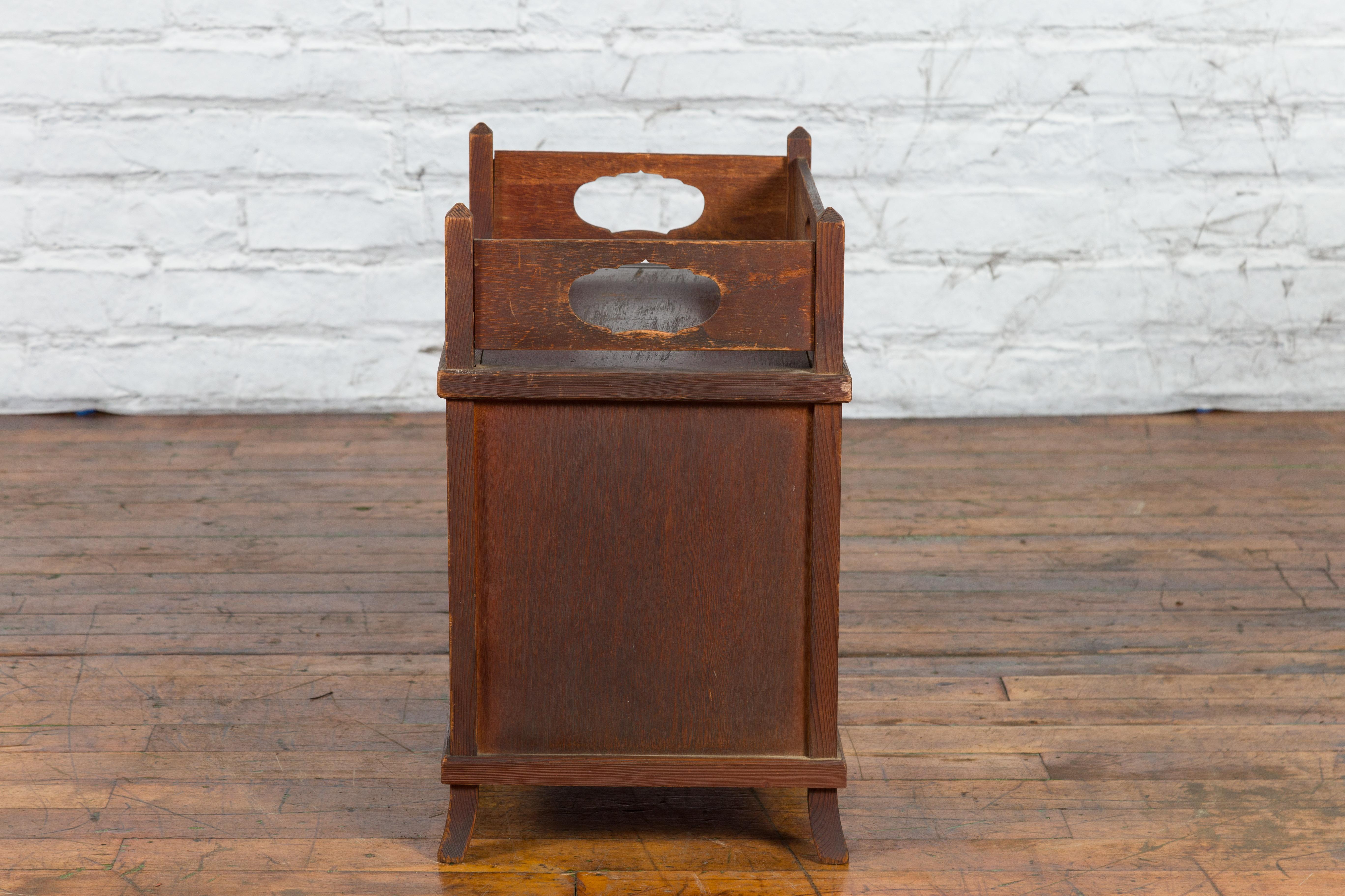 Armoire d'appoint javanaise vintage avec portes coulissantes et galerie en bambou en vente 9