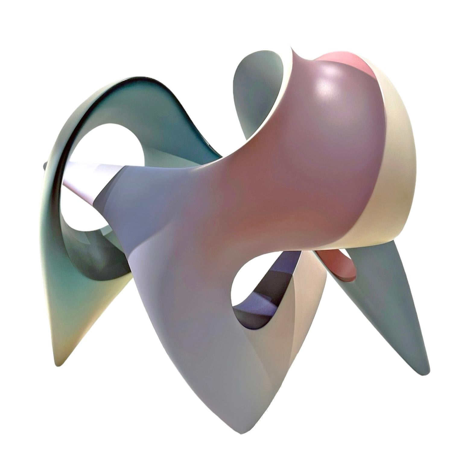 La scultura astratta di Robert Segal offre un terreno particolarmente fertile per sperimentare forme, colori, proporzioni e tecniche. An He si allontana dai metodi di scultura non tradizionali utilizzando tecniche di produzione industriale,